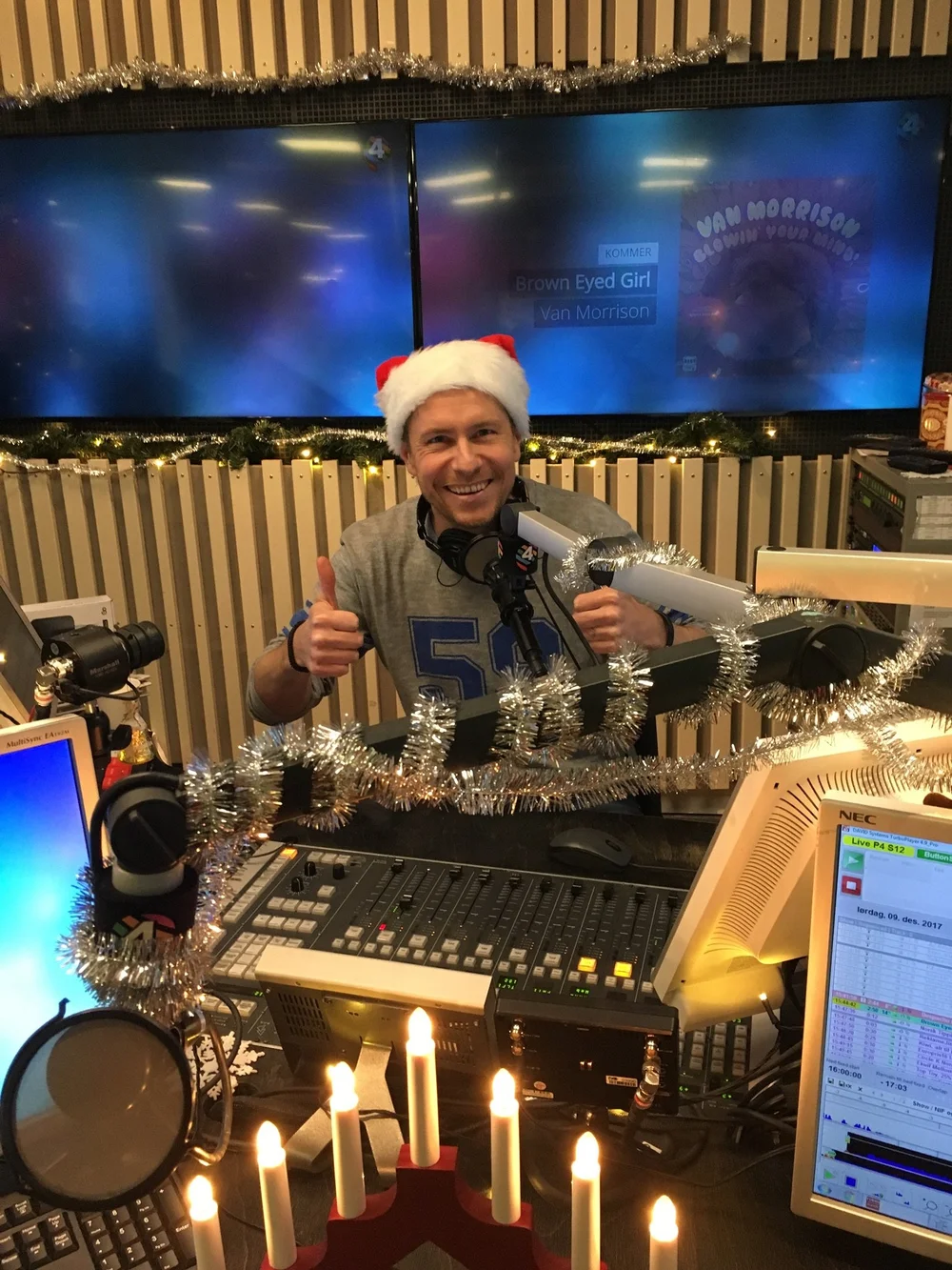 Reidar Buskenes med nisselue i P4-studio