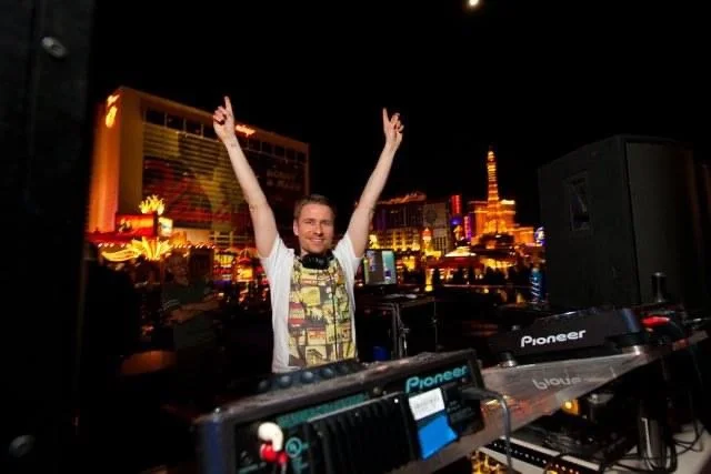 Reidar Buskenes med armene i været på taket i Las Vegas