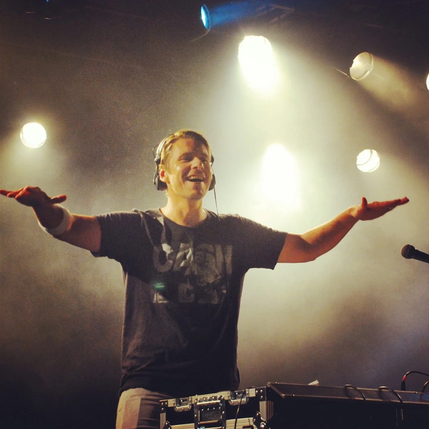 Reidar Buskenes bak DJ-pulten med åpne armer