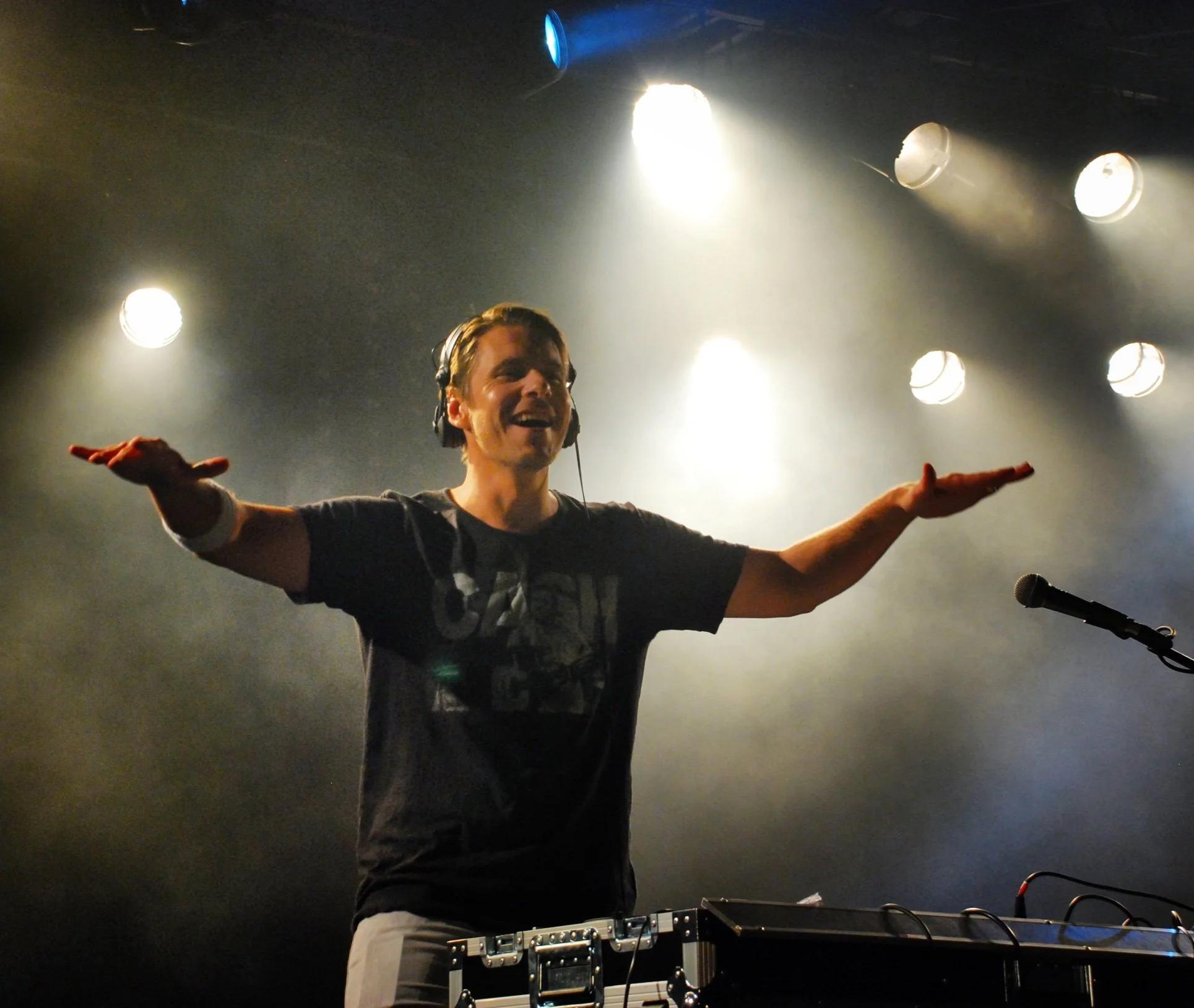 Reidar Buskenes bak DJ-pulten