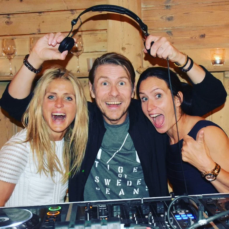 Reidar Buskenes bak DJ-pulten på julebordet til det norske skilandslaget for kvinner