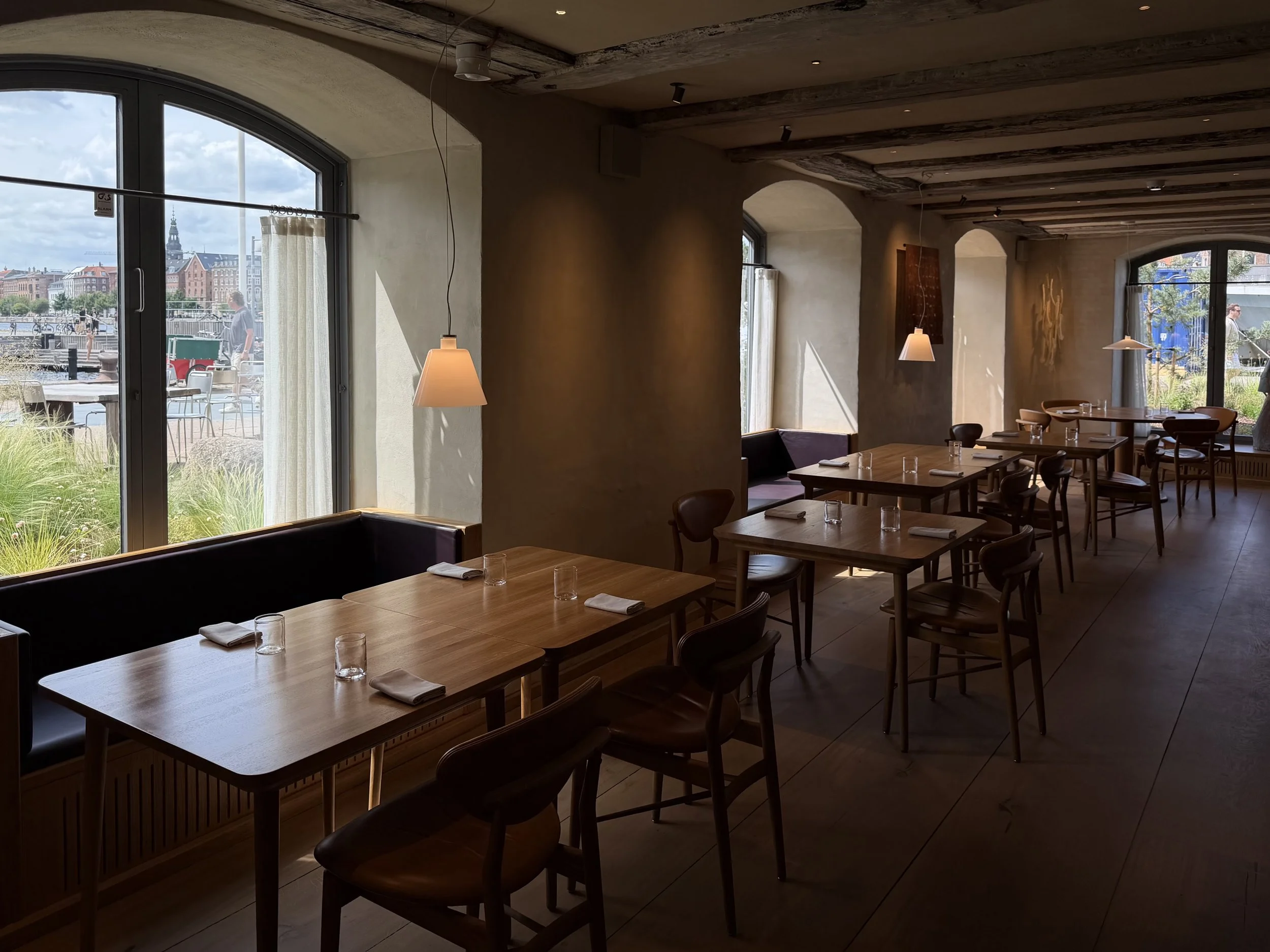 Restaurant BARR dining room with timber beams, natural materials and carefully arranged seating.