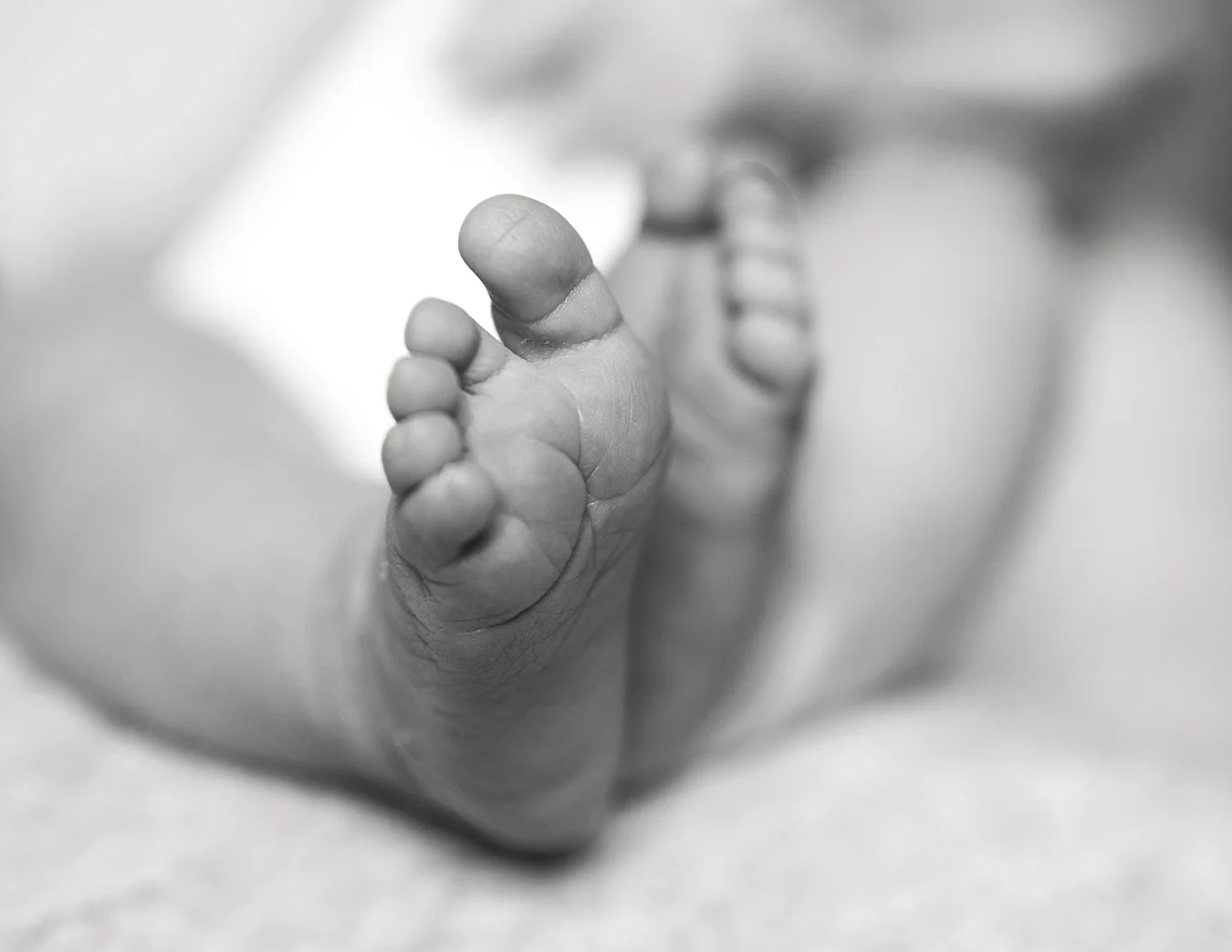 newborn feet during a newborn in home photoshoot in worcestershire