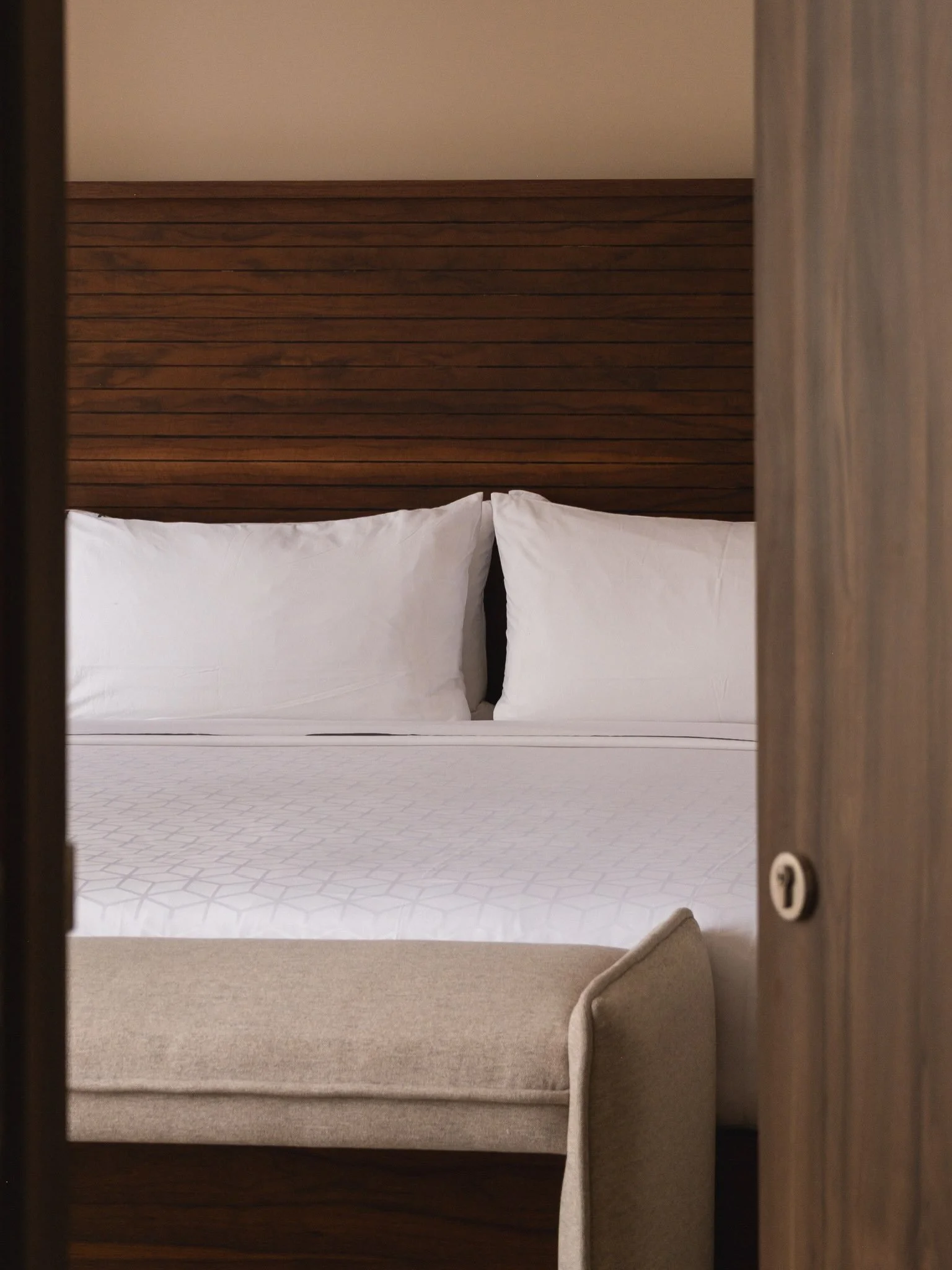 Un espacio pensado para descansar, desconectar y sentirte como en casa.
Conoce todas nuestras suites y reserva la que mejor se adapte a tu pr&oacute;xima visita.

www.casatokio.com.mx