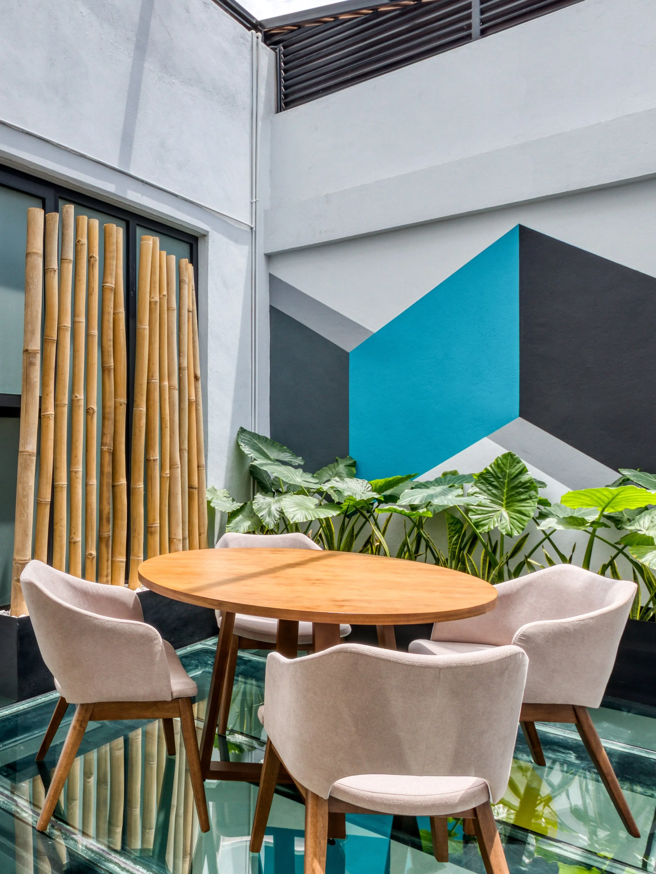 Hay momentos que no necesitan prisa.☕️📖
T&oacute;mate un caf&eacute;, abre un libro y disfruta de los espacios compartidos de Casa Tokio, pensados para hacer tu estancia a&uacute;n m&aacute;s c&oacute;moda.