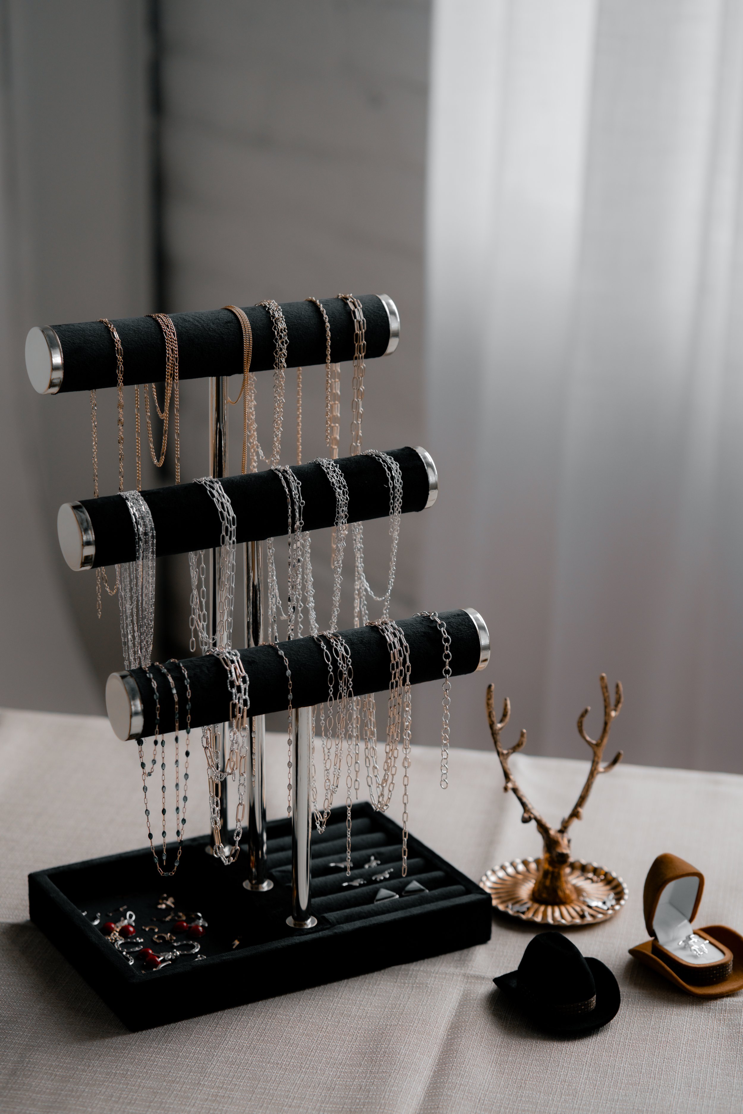 Permanent jewelry and bolo bar for weddings