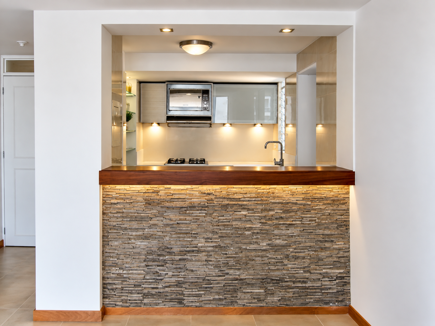 Cocina moderna con barra de piedra y madera.png