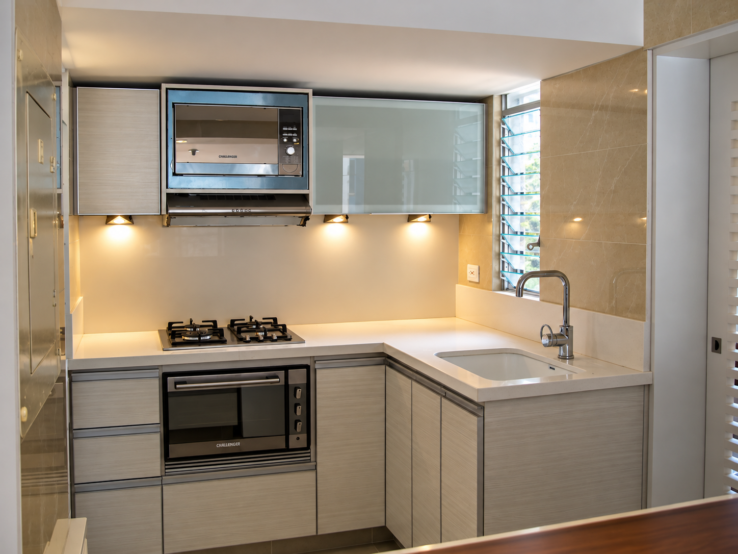 Cocina compacta con electrodomésticos Challenger.png