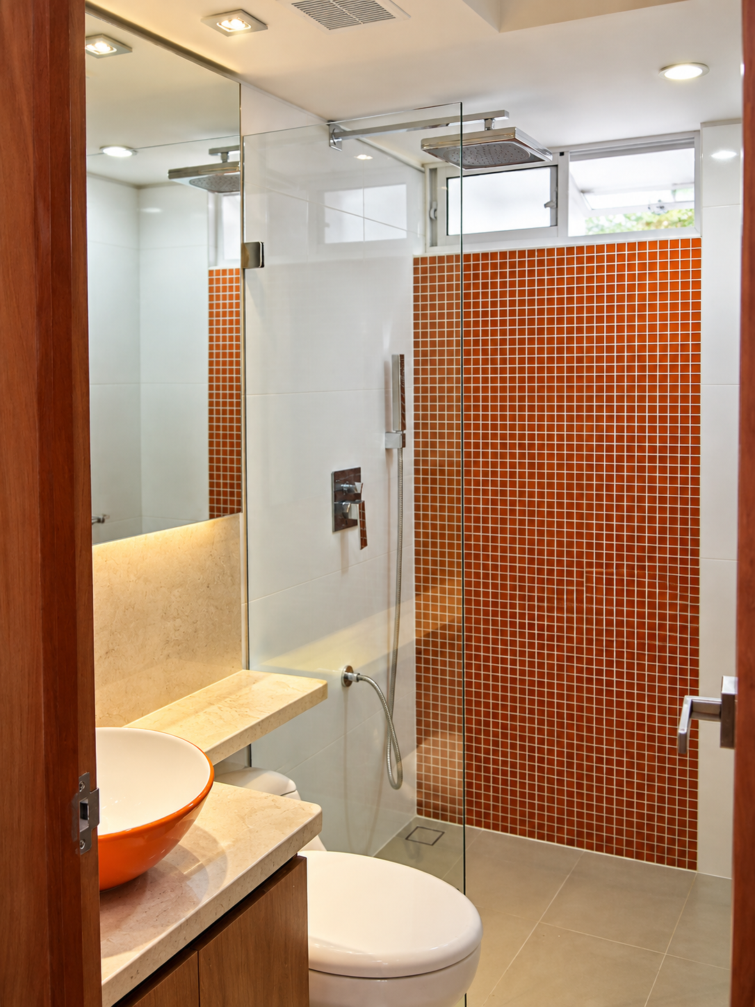 Baño moderno con mosaico naranja.png