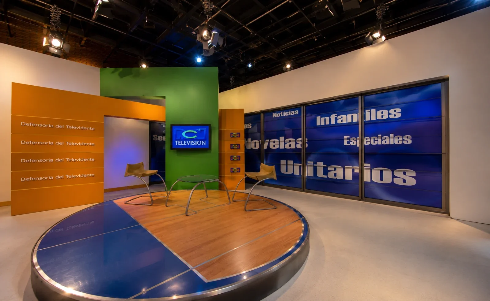 defensor-televidente-rcn-set-corporativo-david-miranda.webp