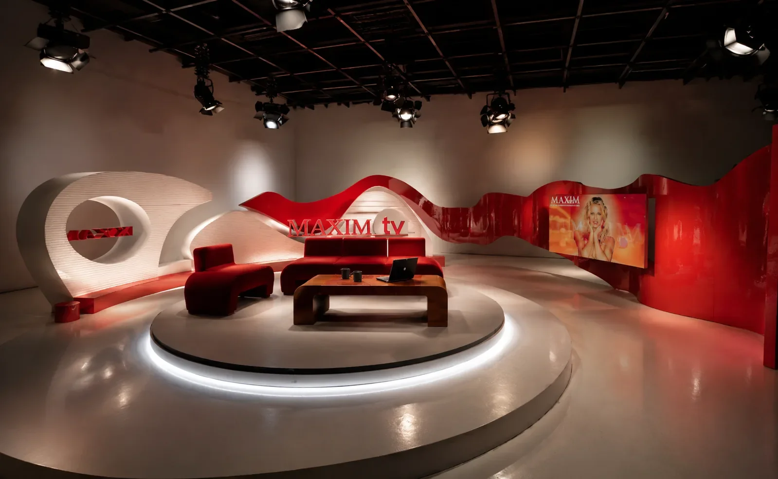 maxim-tv-studio-set-design-david-miranda.webp