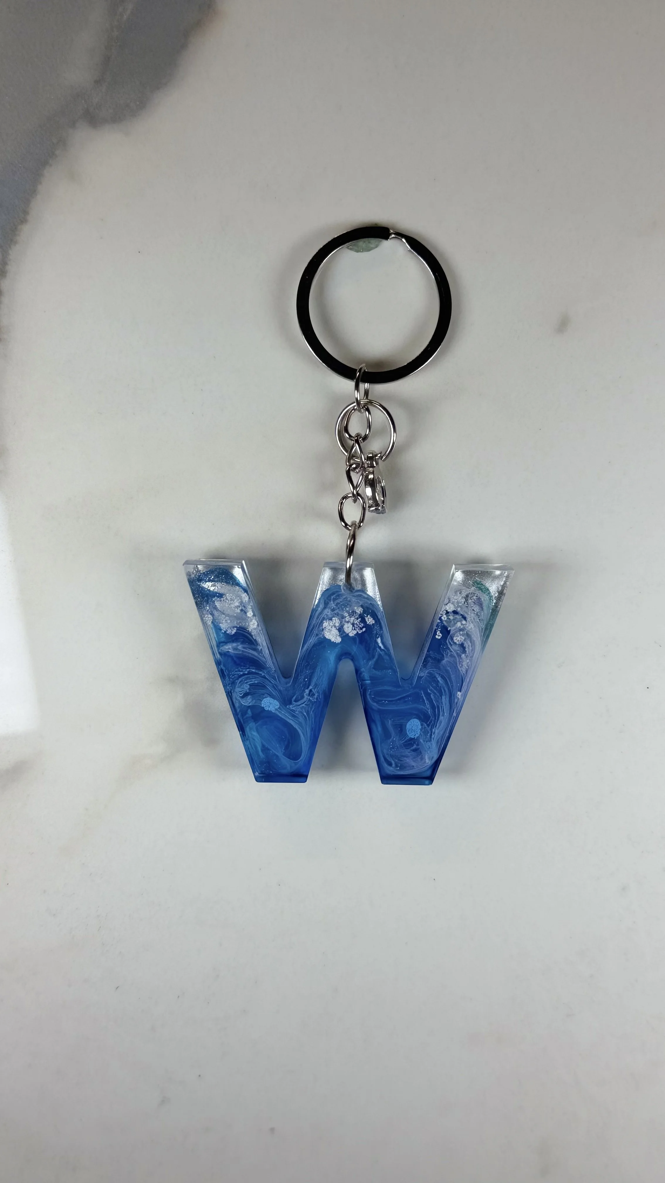 Blue Swirl Resin Letter 'W' Keychain With Horse Shoe Charm