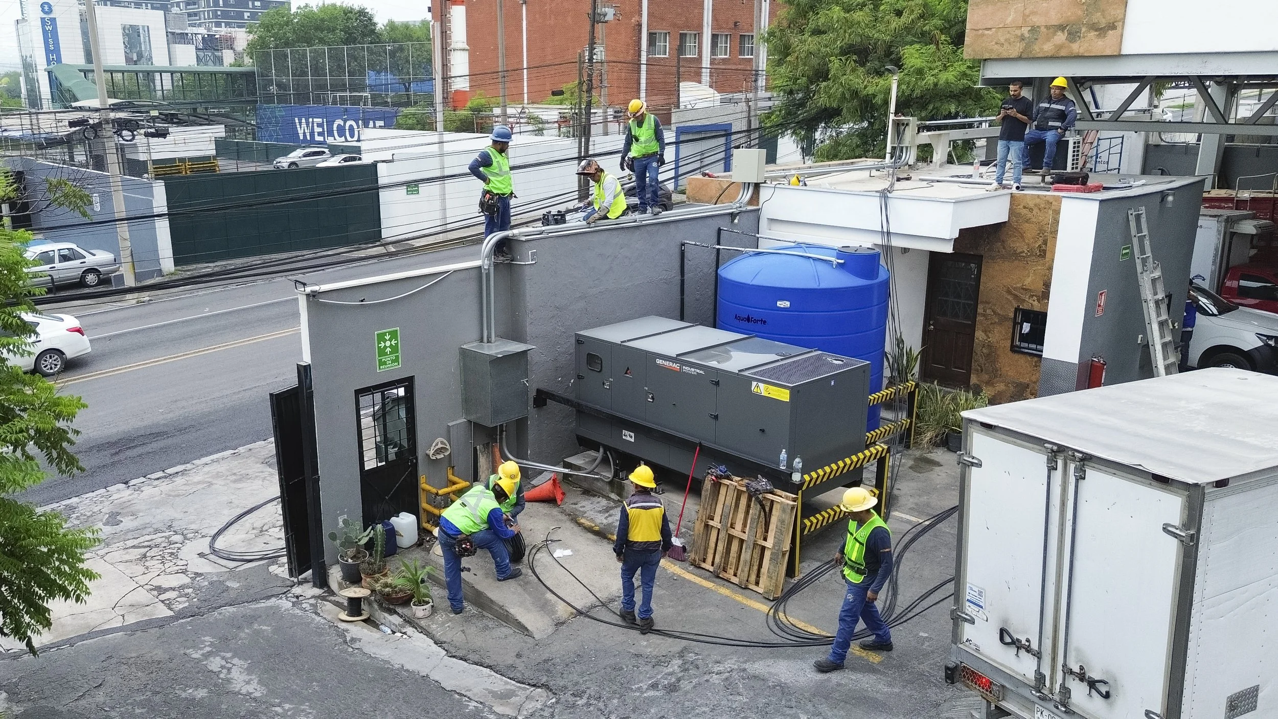 Un técnico de Oranssi trabaja en el proyecto de un techo