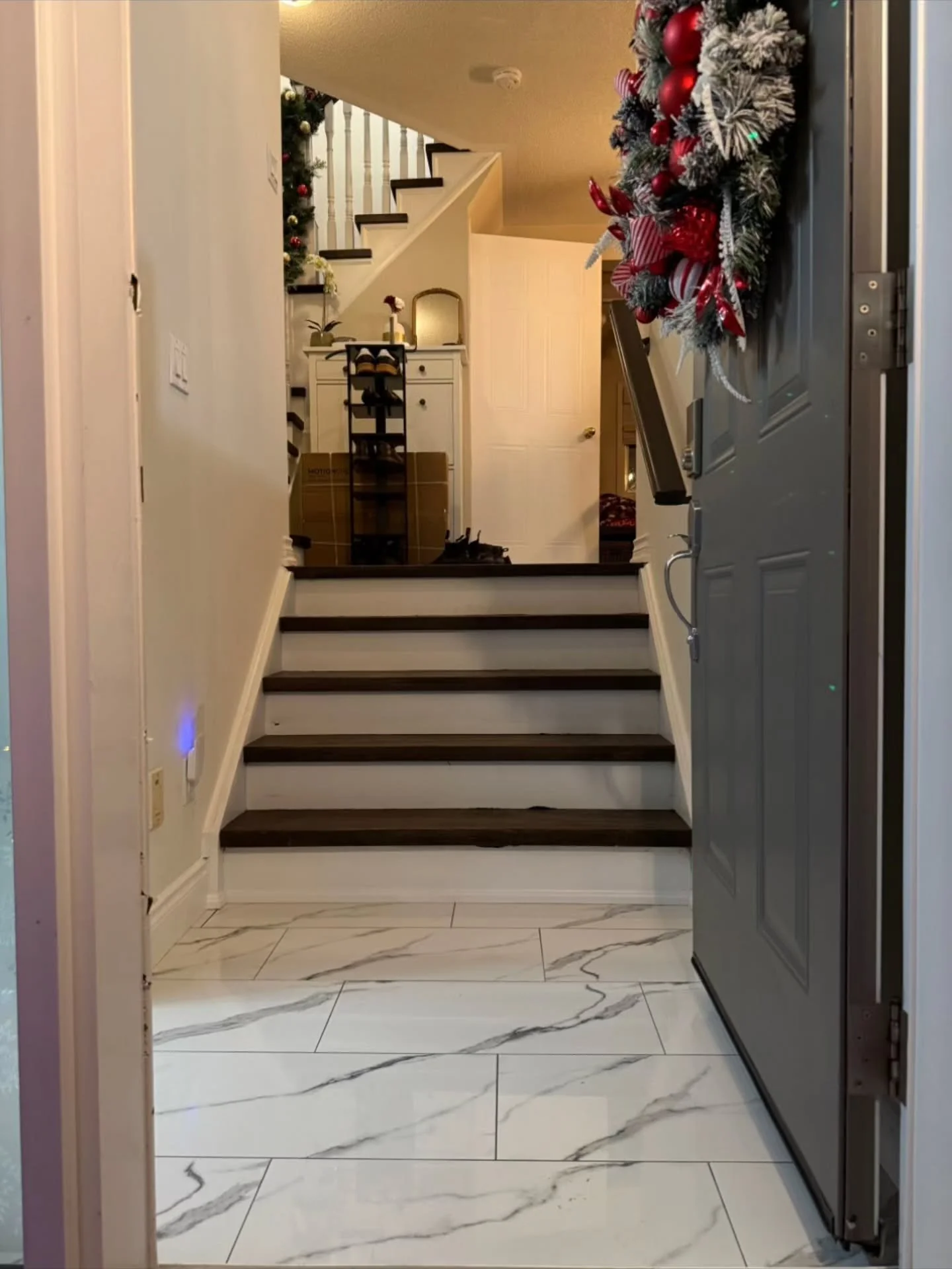 First impressions matter 🔥
Out with the tired old floors, in with sleek new tile, fresh paint, and clean trim. This entrance and powder room went from dated to elegant&mdash;warm, welcoming, and built to last.

#thedaghergroup #interiordesign #homee