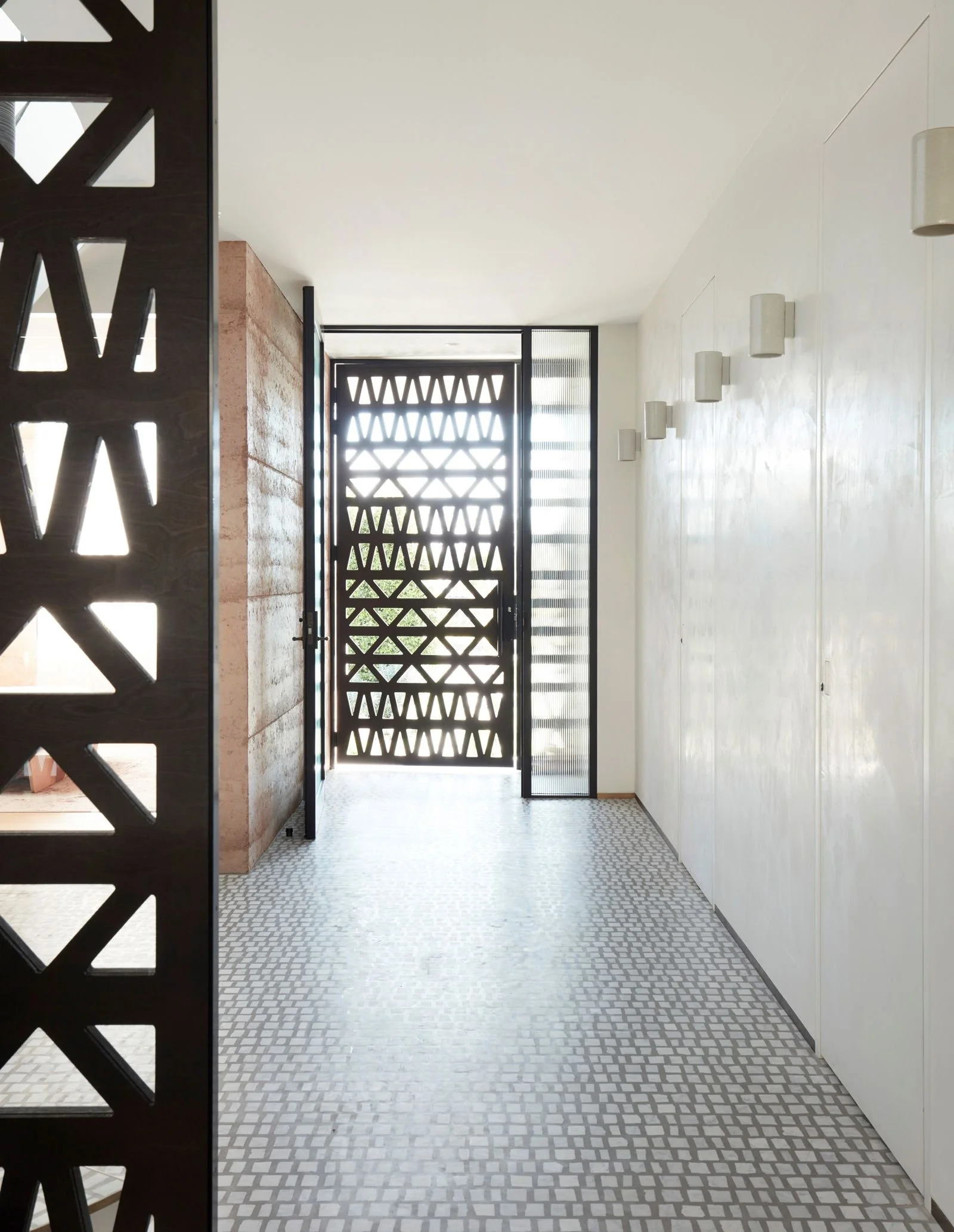 Above Board Living by Luigi Rosselli Architects. Photography by
Prue Ruscoe. Joinery by David Reddy Furniture. Published in The Local Project 13 July 2021.