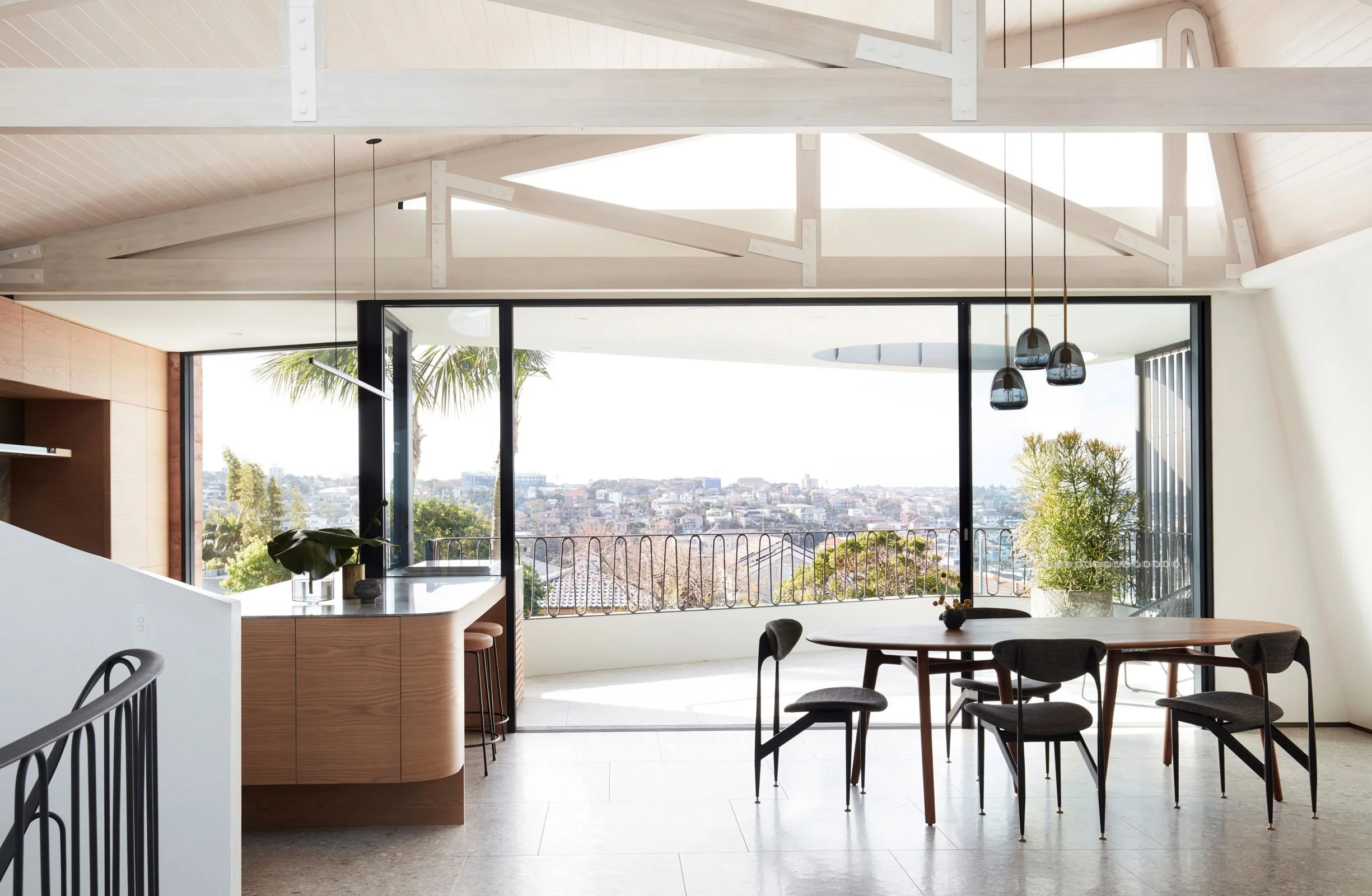 Above Board Living by Luigi Rosselli Architects. Photography by
Prue Ruscoe. Joinery by David Reddy Furniture. Published in The Local Project 13 July 2021.