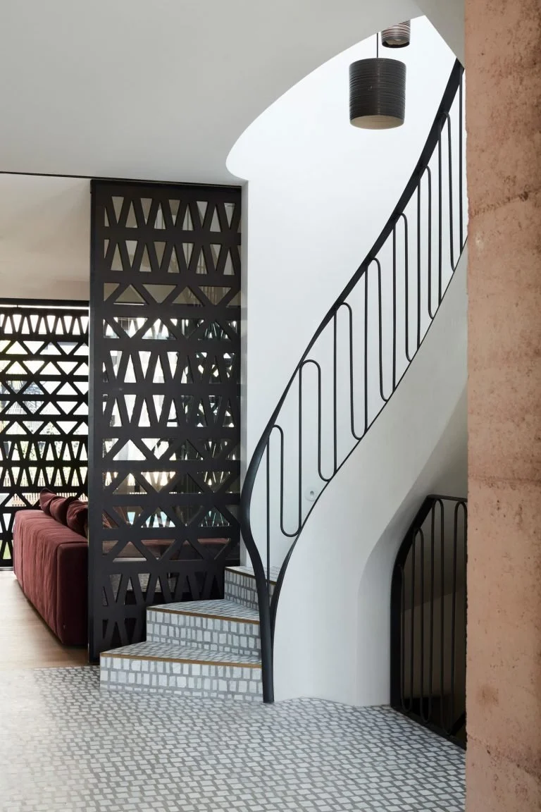 Above Board Living by Luigi Rosselli Architects. Photography by
Prue Ruscoe. Joinery by David Reddy Furniture. Published in The Local Project 13 July 2021.