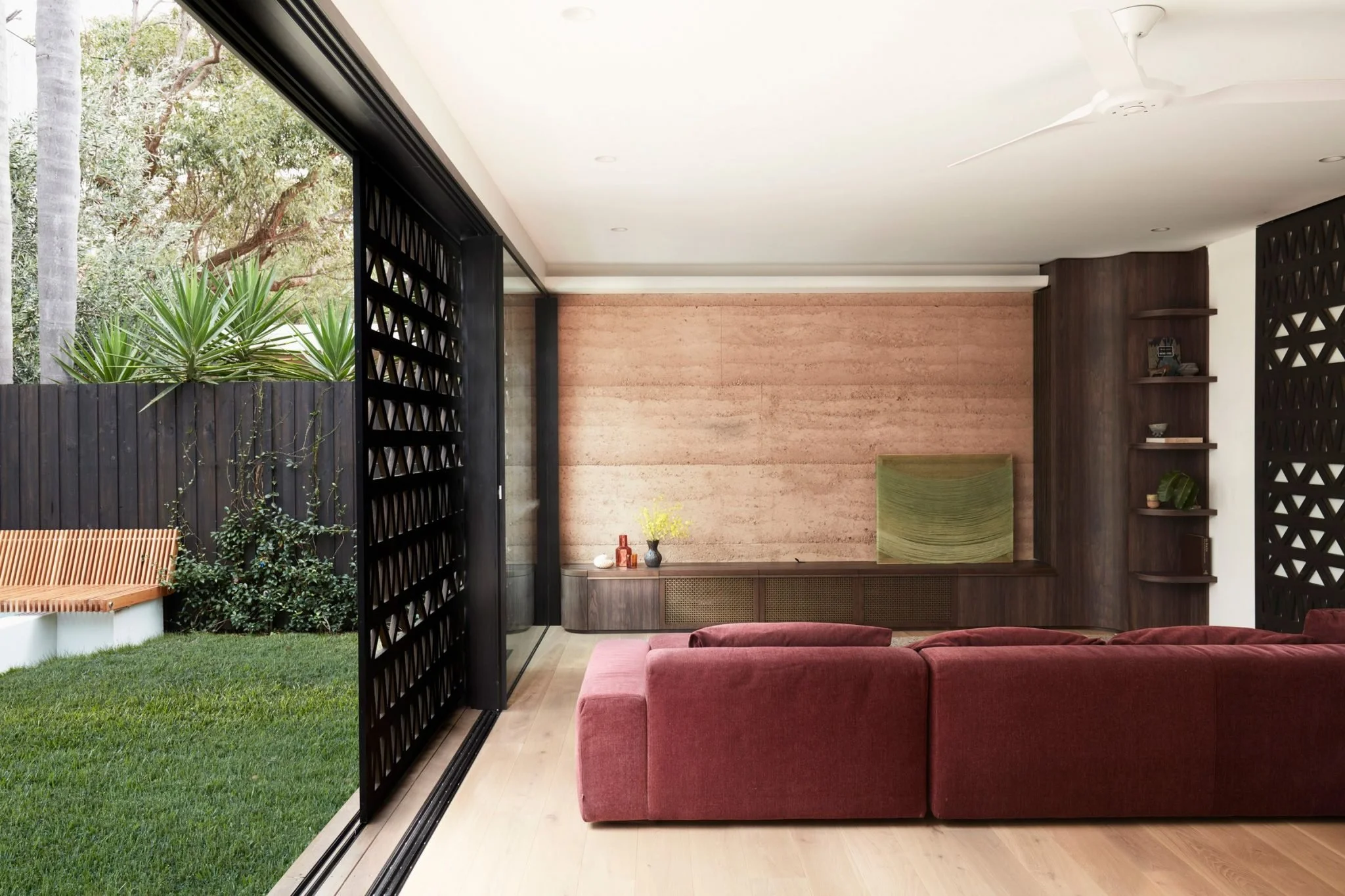 Above Board Living by Luigi Rosselli Architects. Photography by
Prue Ruscoe. Joinery by David Reddy Furniture. Published in The Local Project 13 July 2021.