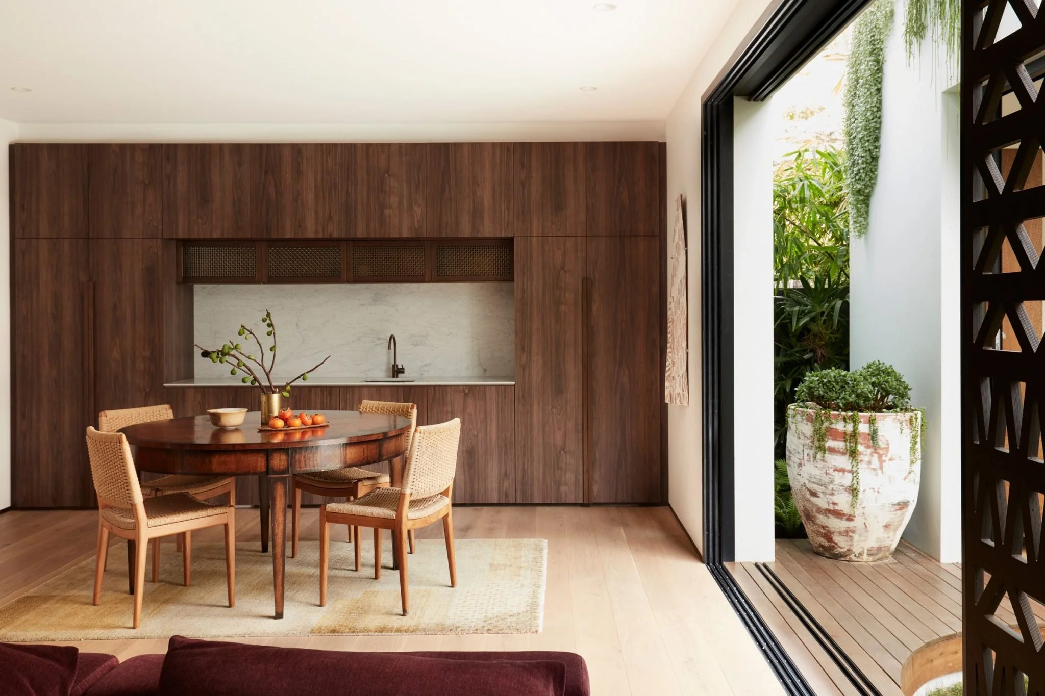 Above Board Living by Luigi Rosselli Architects. Photography by
Prue Ruscoe. Joinery by David Reddy Furniture. Published in The Local Project 13 July 2021.
