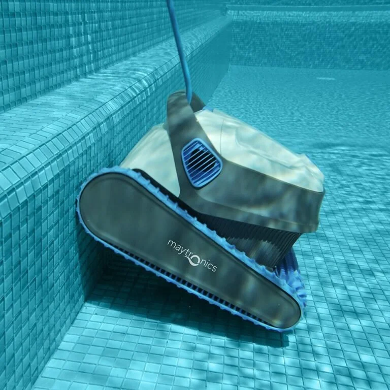 ProductLifestyle_Dolphin_S150_StepClimbing_1000x1000-768x768.jpg