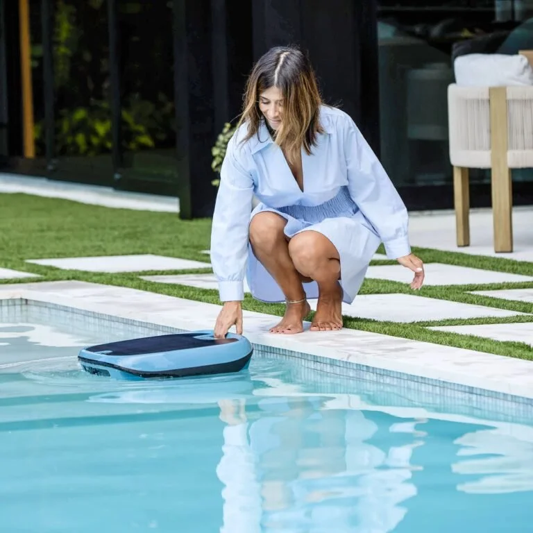 Skimmi_300_putting-in-the-pool_3699x3701-768x768.jpeg