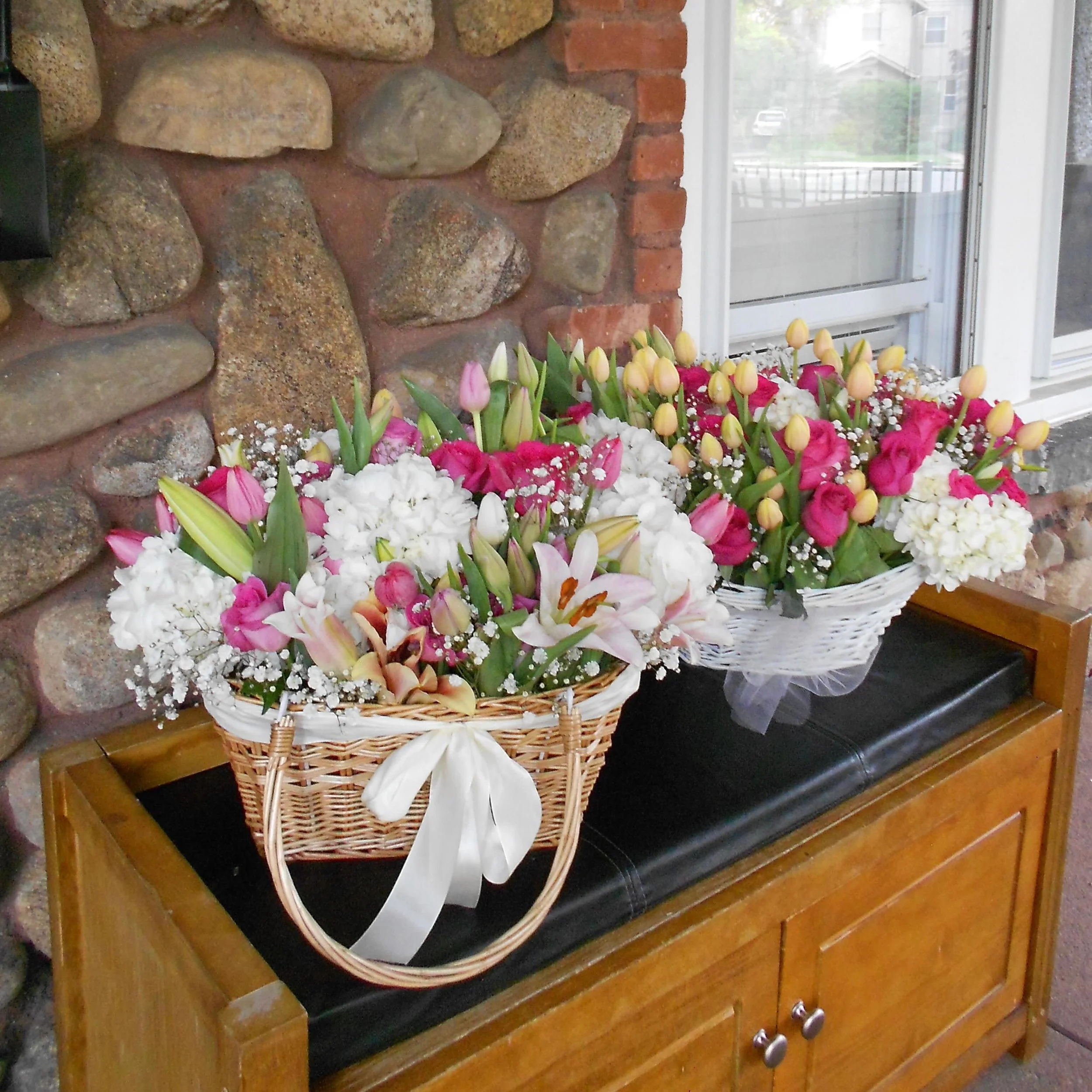 Brighten her day with a basket she&rsquo;ll remember forever💐🧺 Fully customizable &amp; delivery available to your doorstep 💌