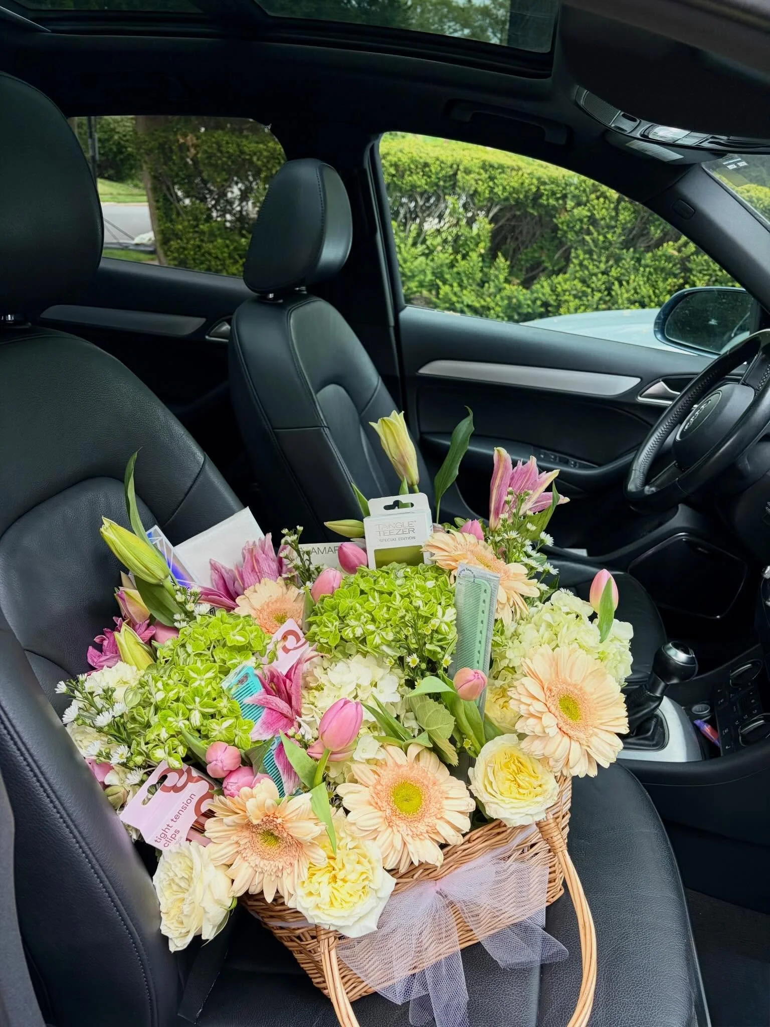 Perfect basket for our perfect friend filled with all the hair tools to start her career 💇&zwj;♀️ Congrats to our beautiful &amp; talented @blendedbynads 💞💐💌