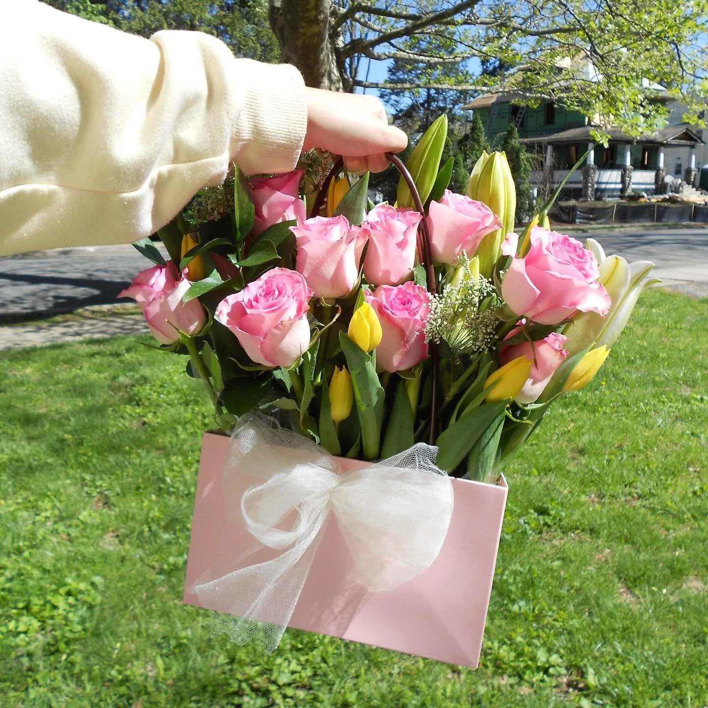 The perfect accessory 🛍️💐
