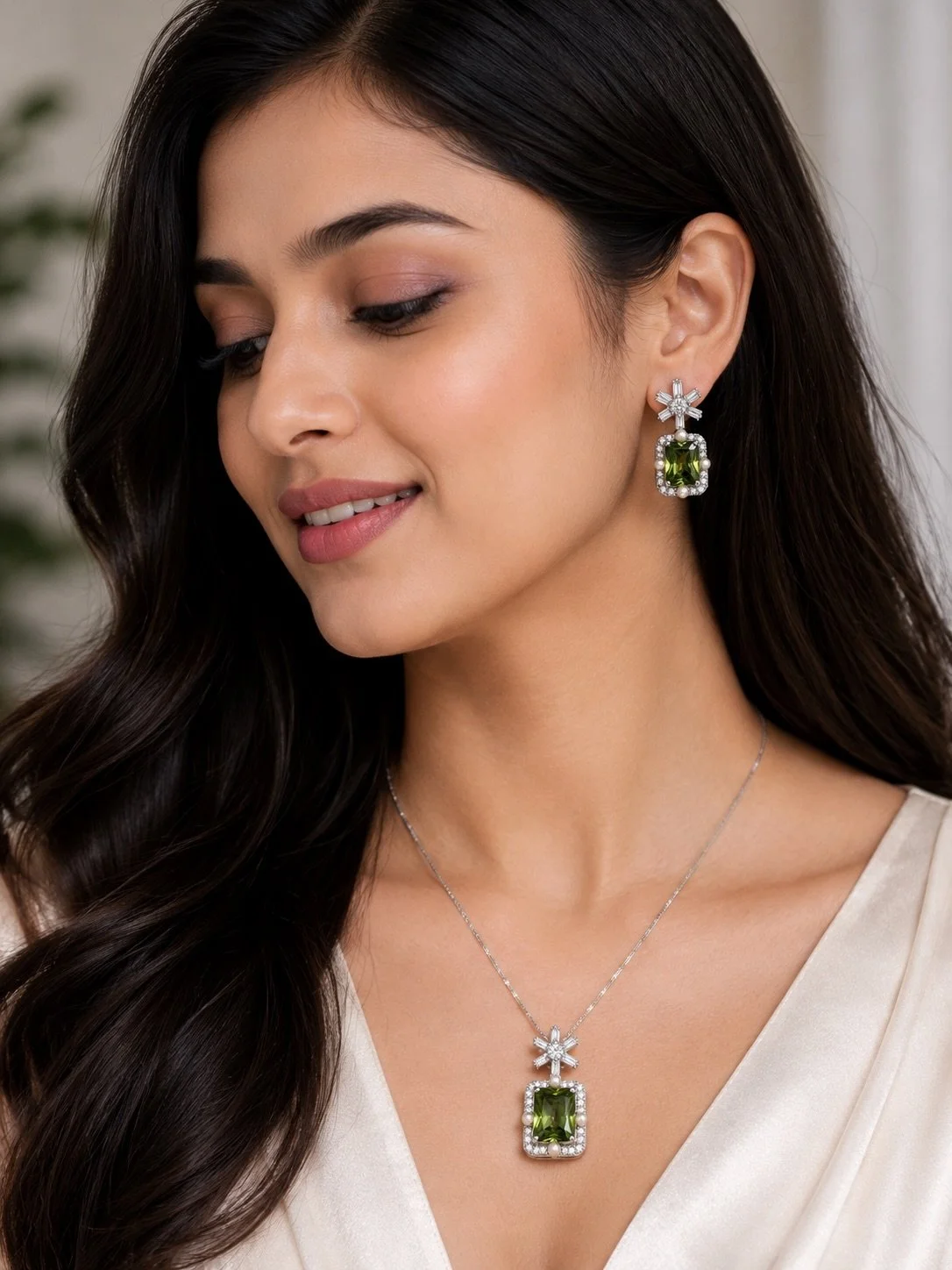 A little green, a lot of glam 💎✨
Statement jewellery that speaks luxur
