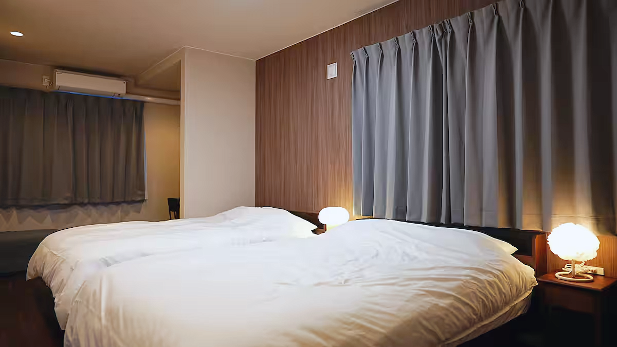 Cloud House Sapporoの寝室。ダブルベッド2台を備えた客室。