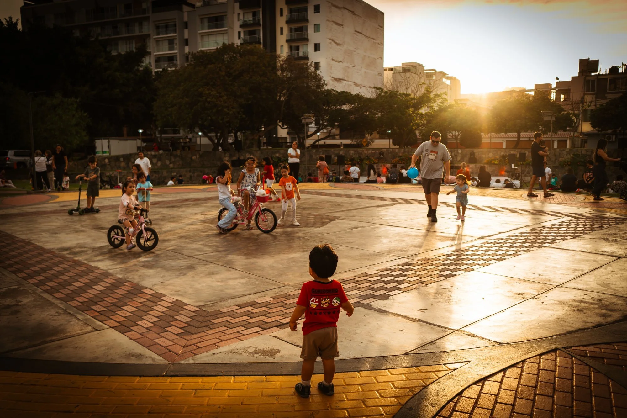 Niños jugando en una plaza al atardecer