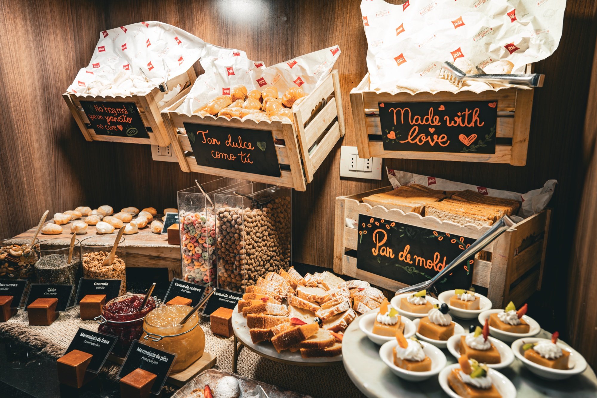 Buffet de desayuno del hotel con panes y postres