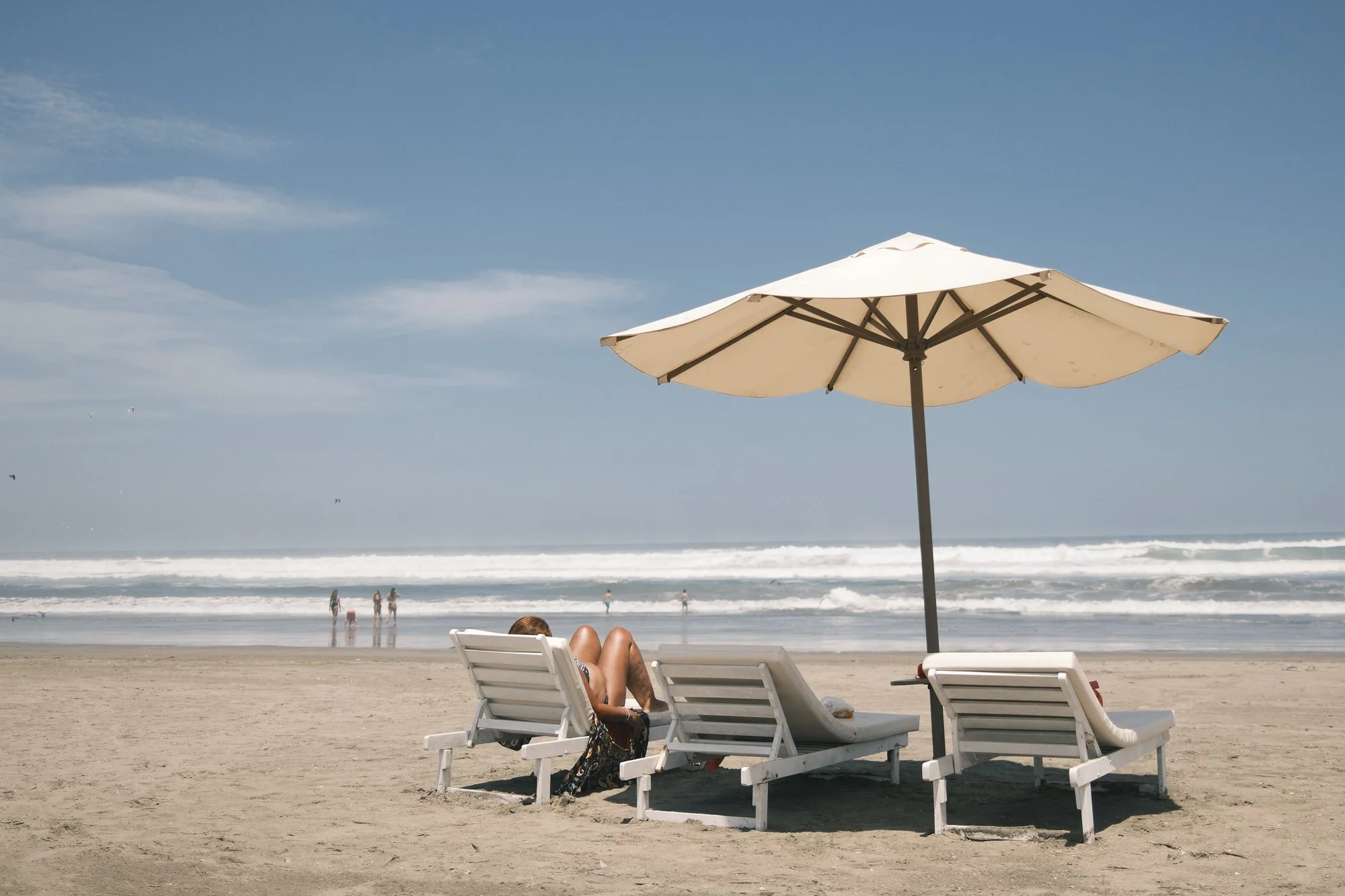 Sombrilla y tumbonas en una playa de arena