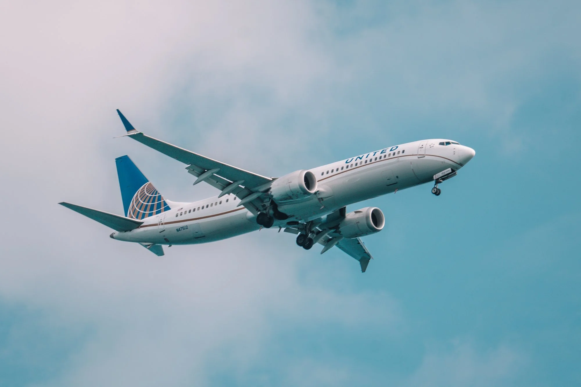 Avión comercial surcando el cielo