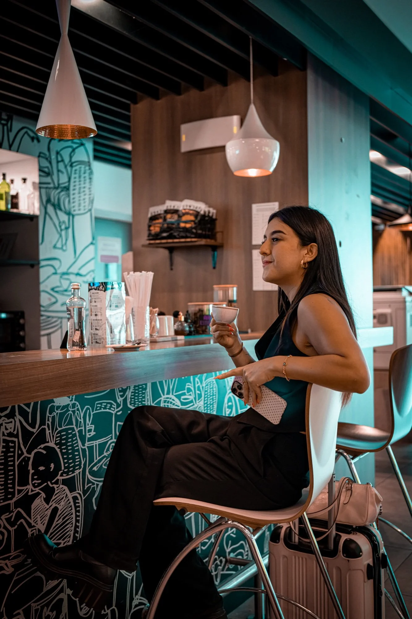 huésped tomando café