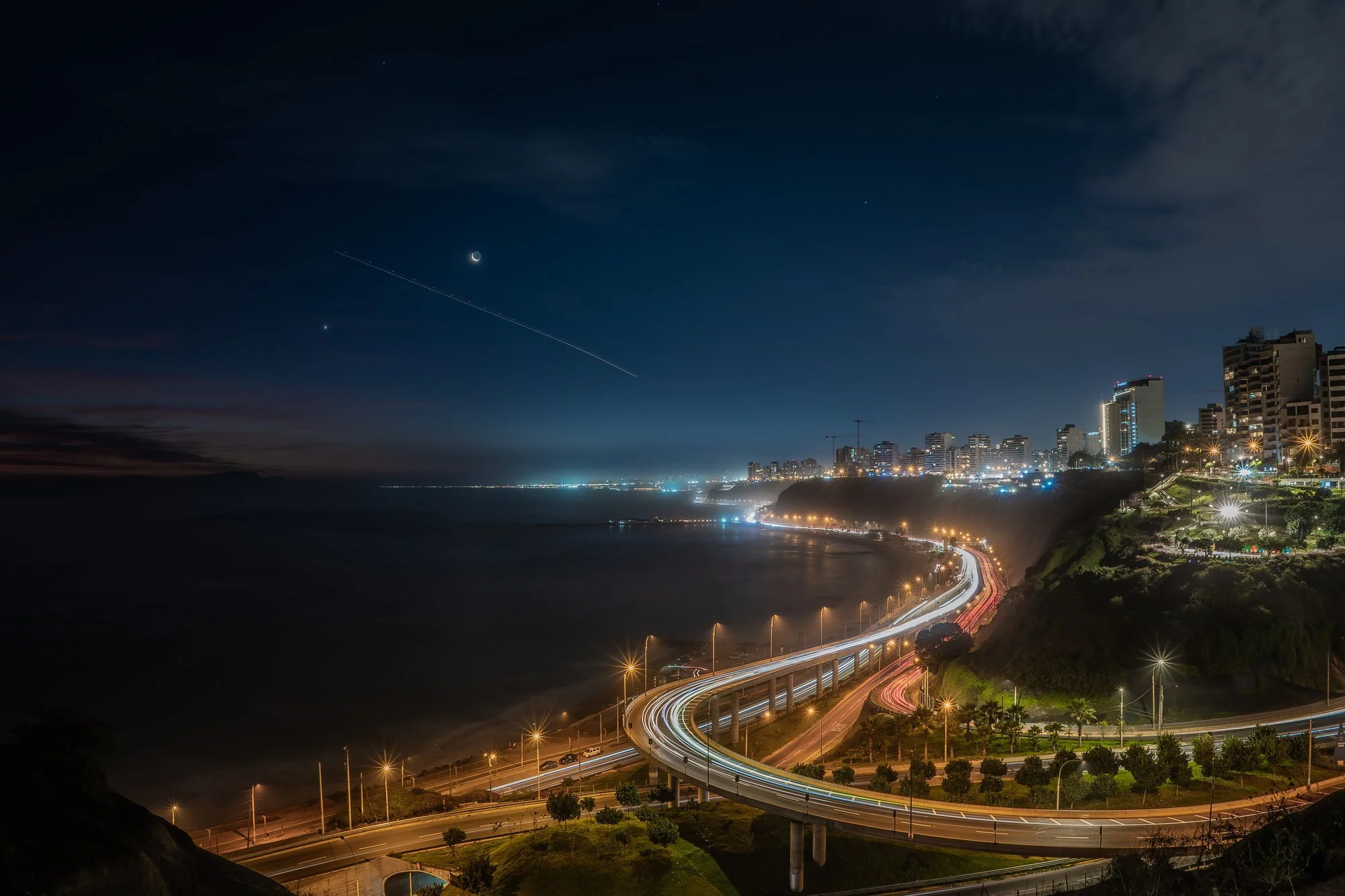 Larga exposición del tráfico en la Costa Verde de noche