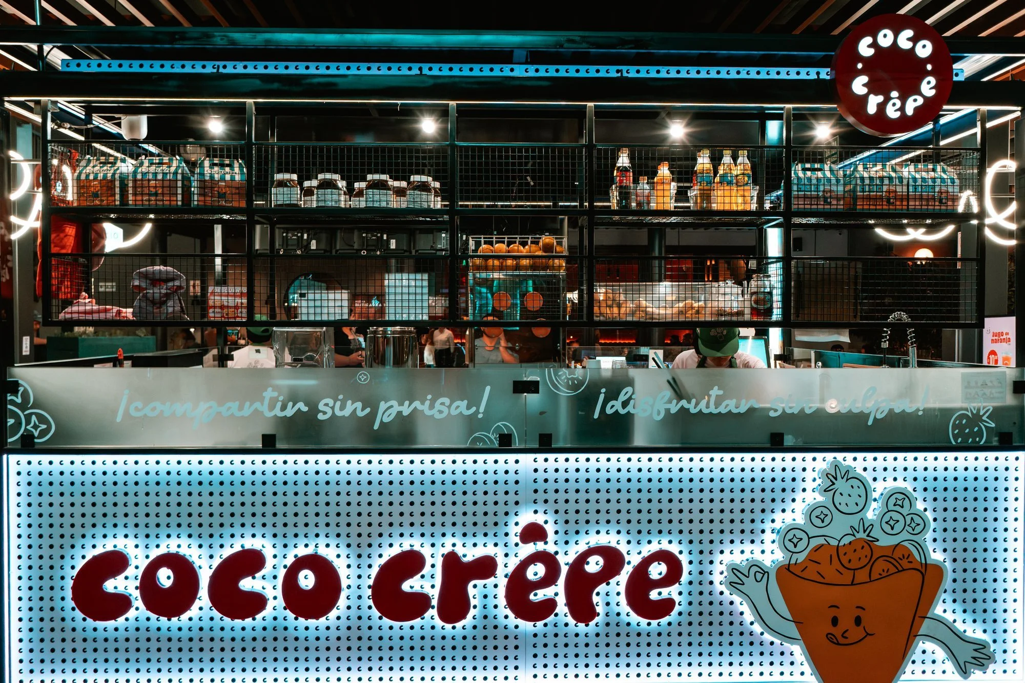 Letrero de neón colorido del puesto Coco Crêpe