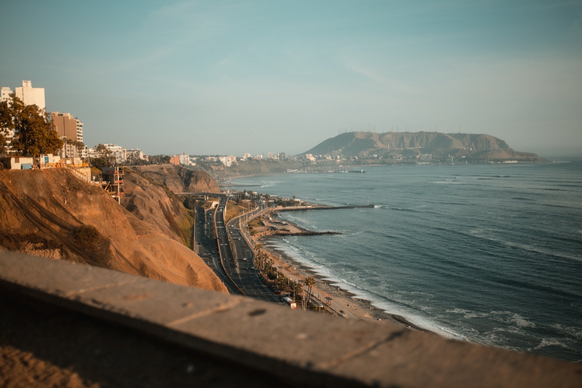 Panorámica de la Costa Verde de Lima hacia el morro al atardecer