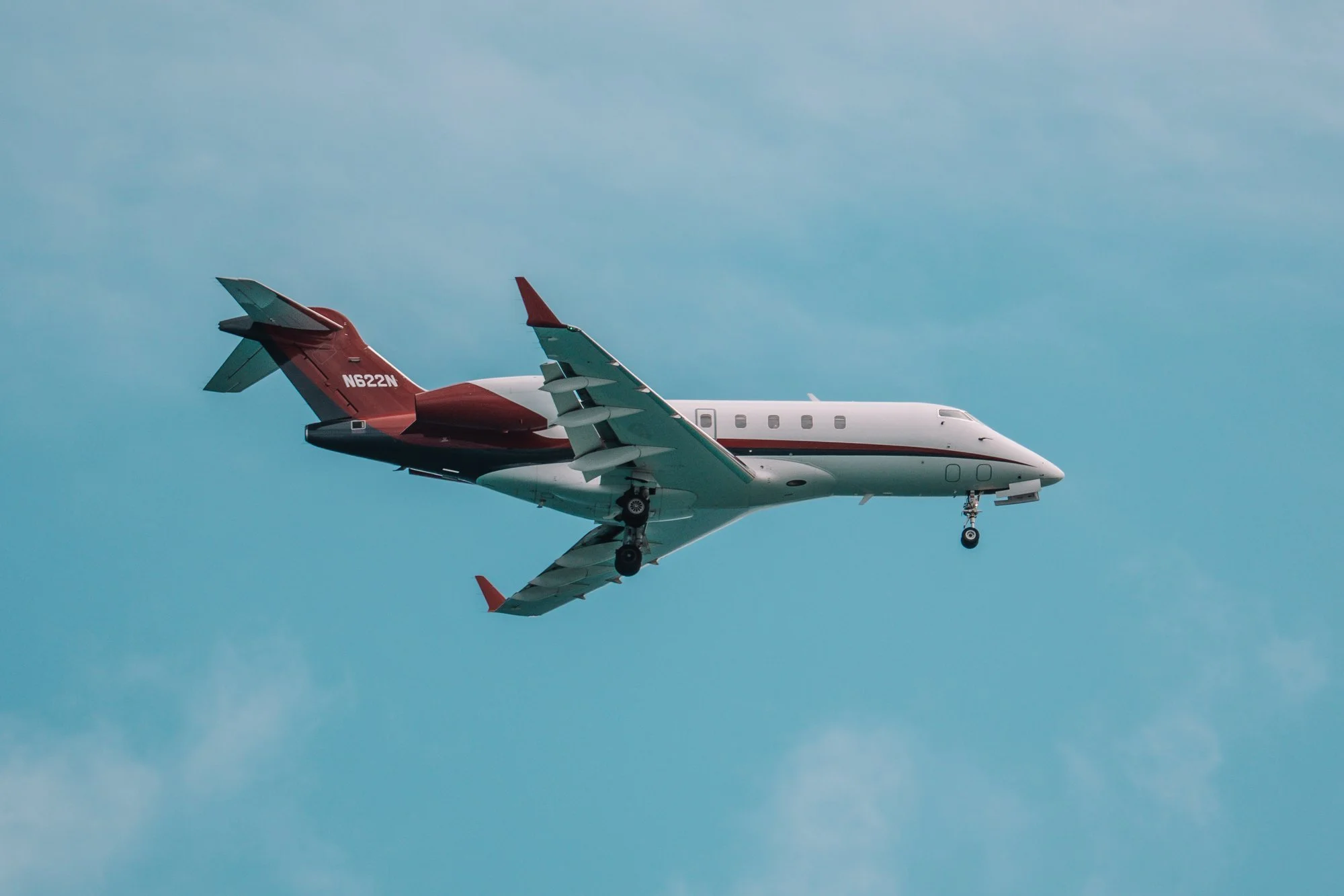 Jet privado cruzando un cielo despejado