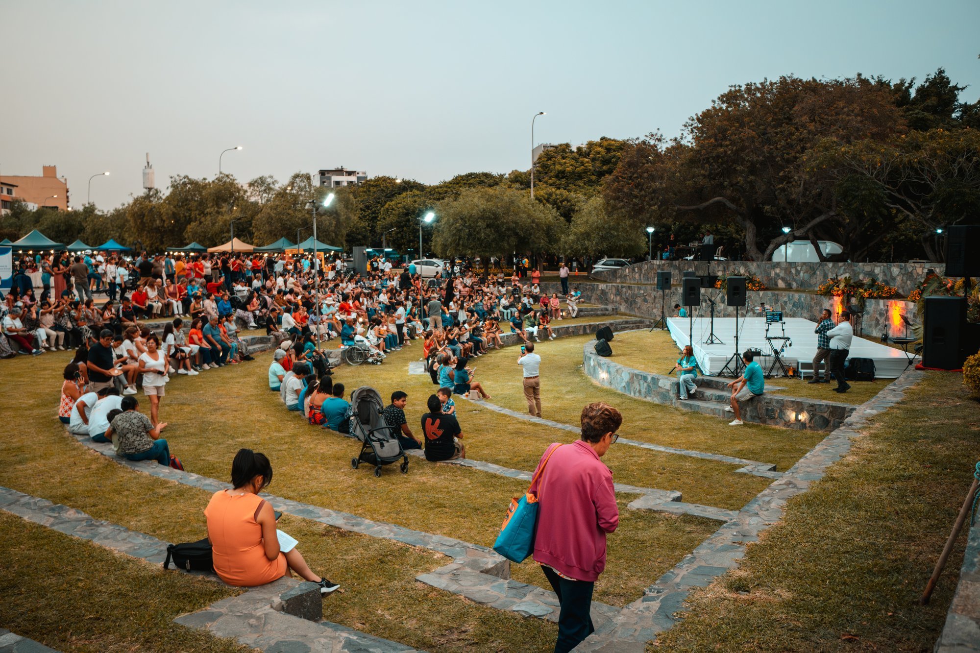Multitud en un concierto al aire libre en una plaza