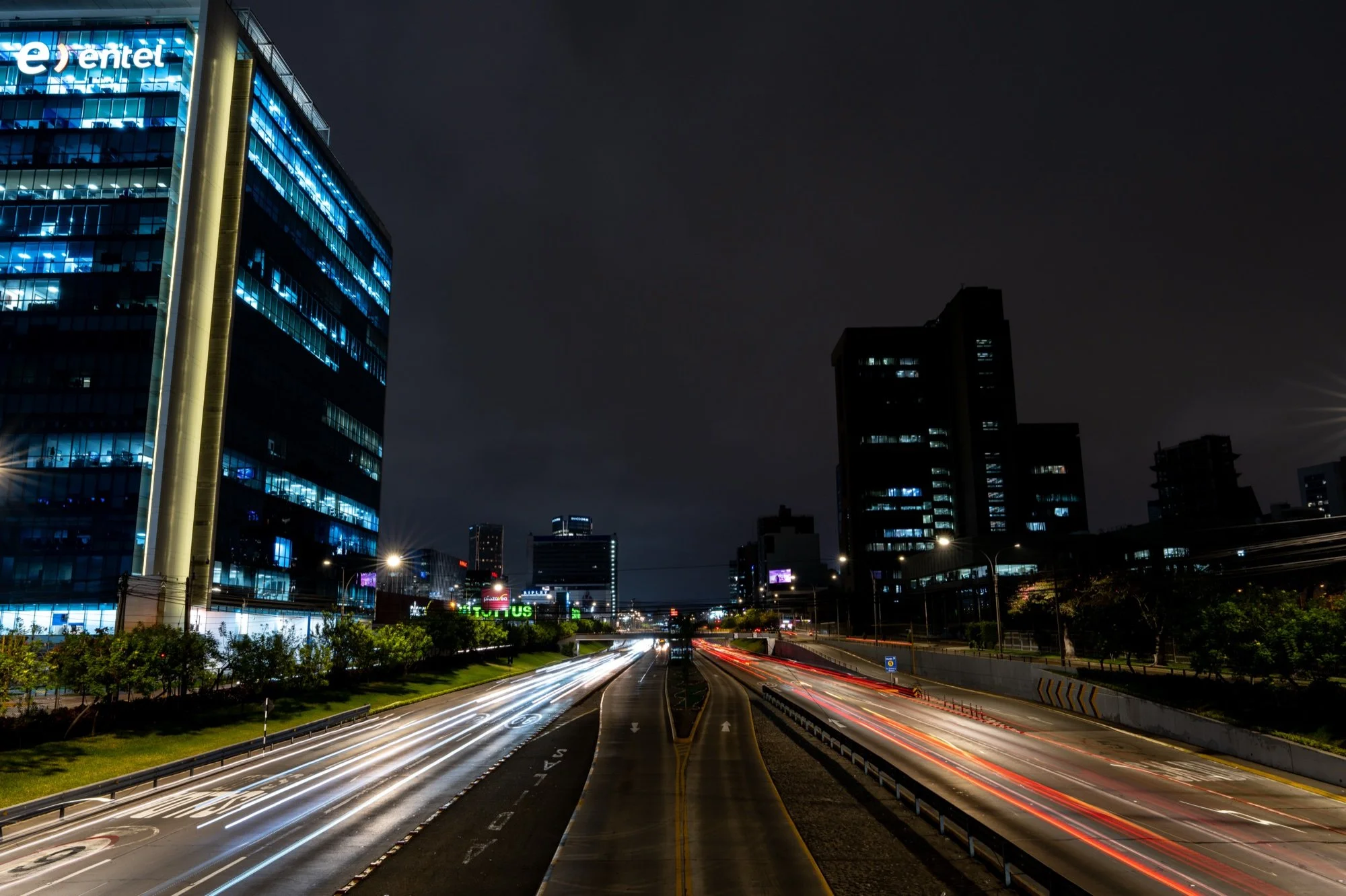 Torre Entel iluminada sobre la Vía Expresa de Lima con estelas de luz