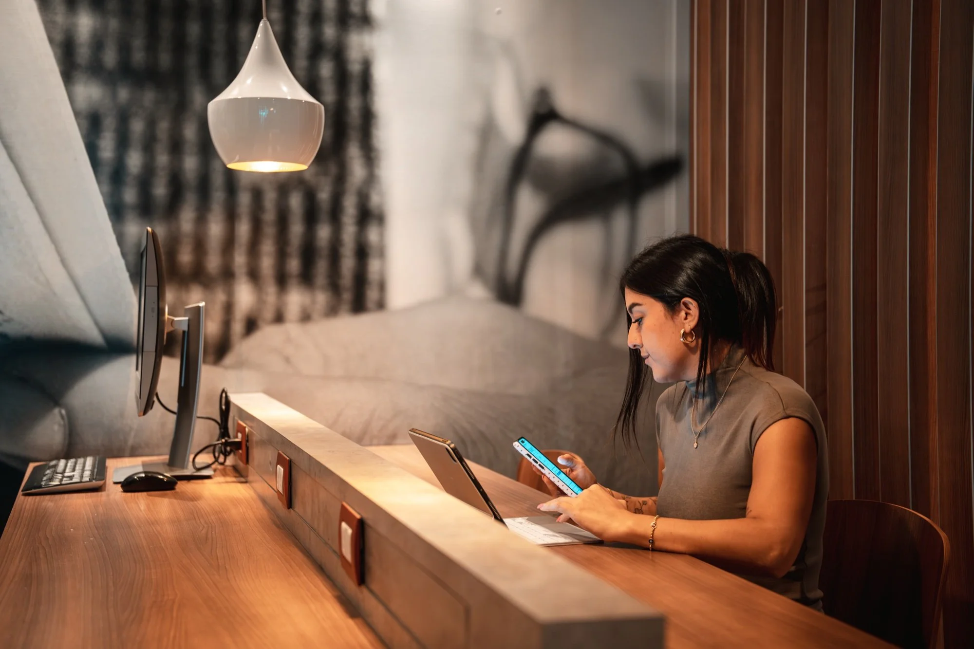 Huésped trabajando con una tablet en el escritorio de la habitación