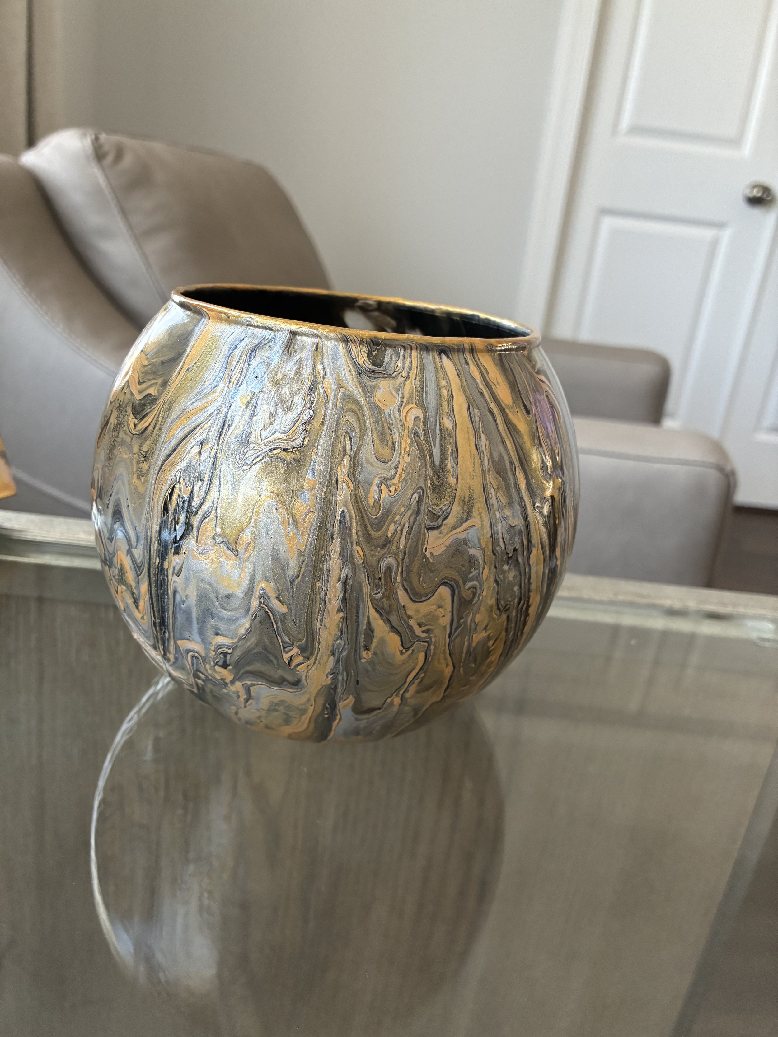 Golden Current
Flowing bands of gold, charcoal, and silver create a luminous expression of movement and modern luxury.
