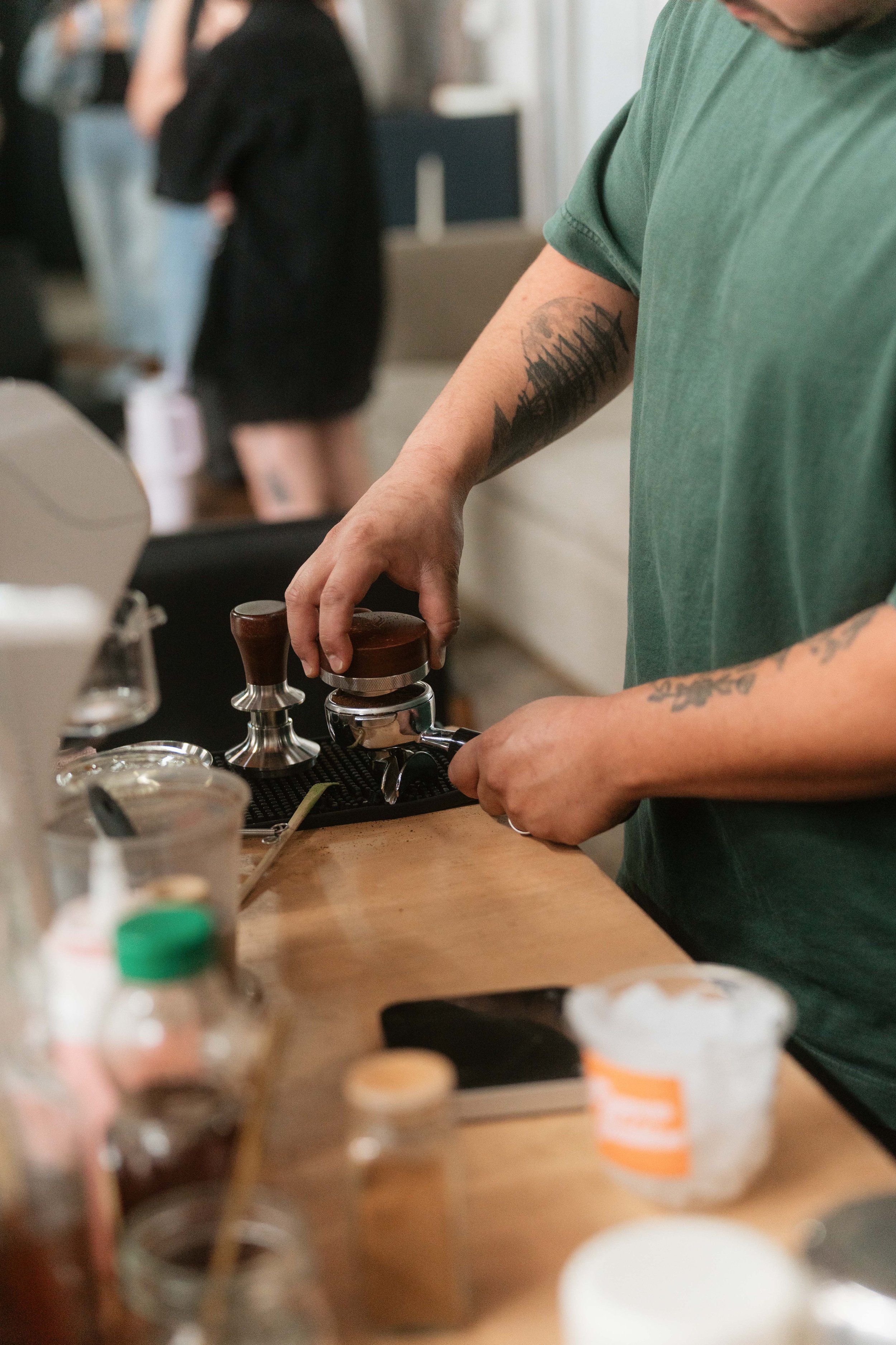 man with tattoos preparing espresso, temecula wedding coffee cart, murrietta coffee cart, coffee catering, san diego, san diego county, inland empire, san bernadino county coffee, espresso, matcha,