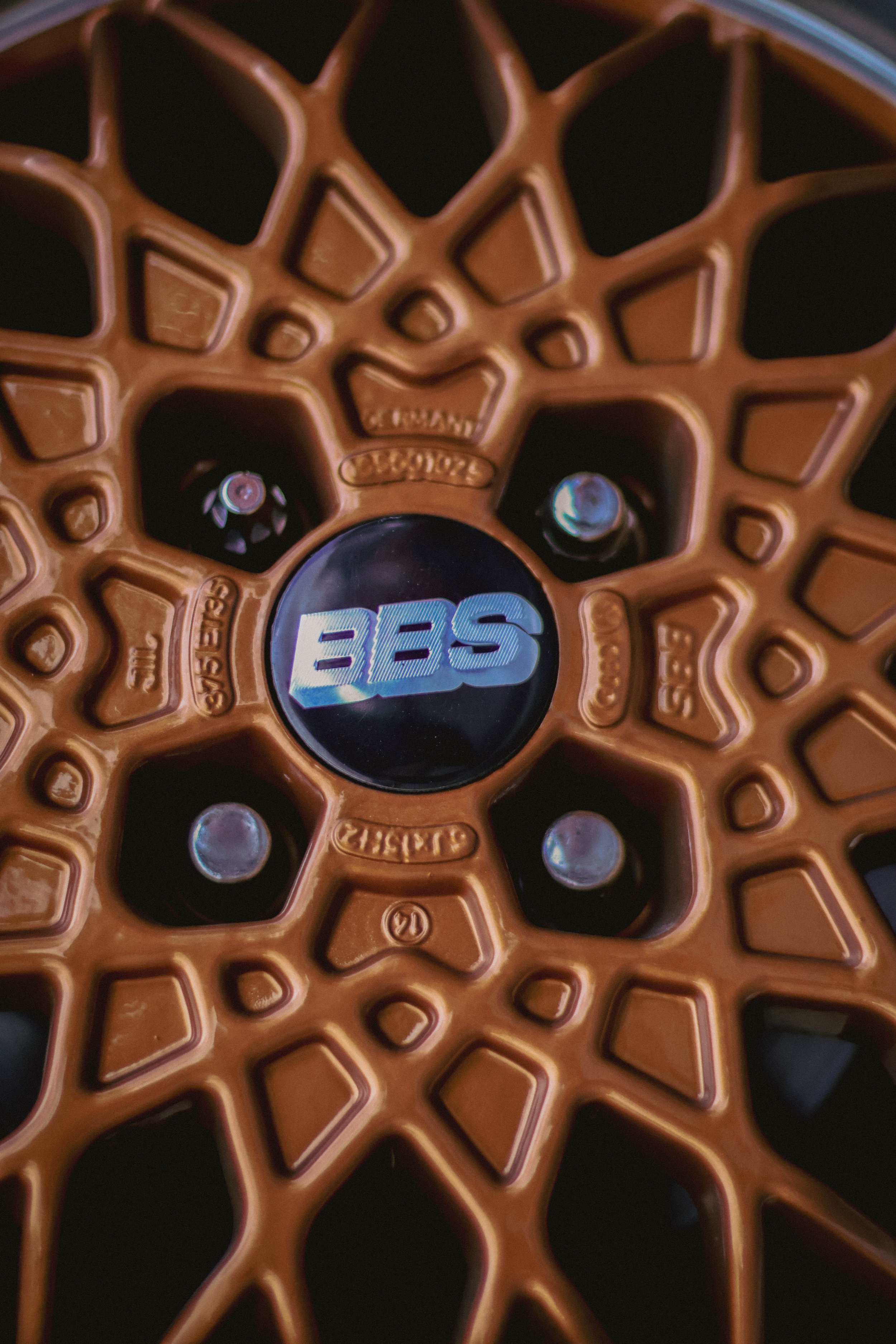 Close-up of a brown wire basket with a honeycomb pattern and a circular logo in the center that says 'BES'.