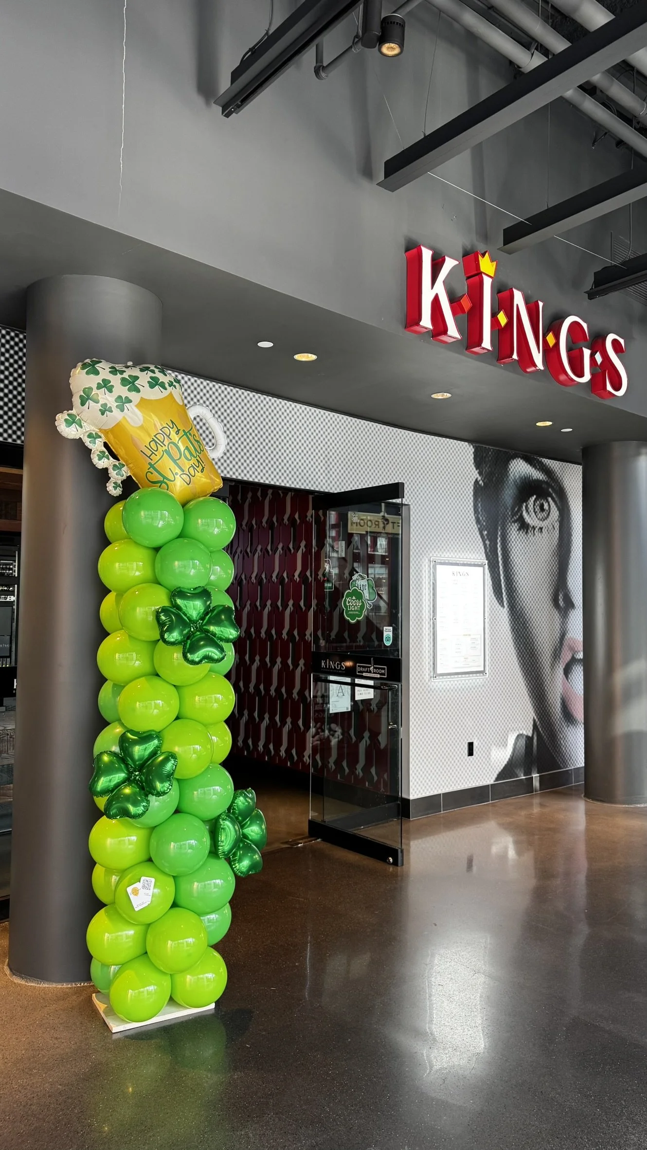 St. Patrick’s Day classic balloon tower with green balloons, shamrock details, and themed entrance decor at Kings in Boston.