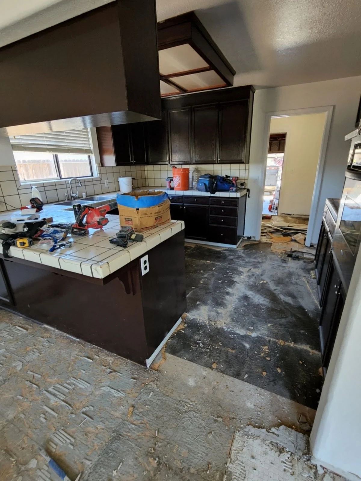 A kitchen remodel can completely change the way your home looks, feels, and functions.
From outdated cabinets and worn finishes to a clean, updated space built around your style, Vanguard Restoration can help bring your kitchen back to life.
Our kitc