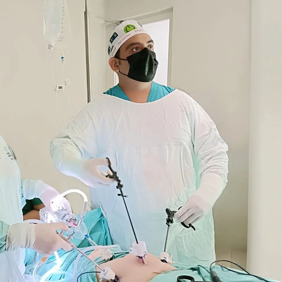Dr. Victor Rangel durante una cirugía laparoscópica ginecológica