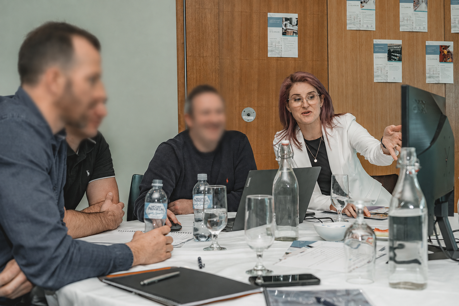 Supplier and retailer teams in a commercial negotiation