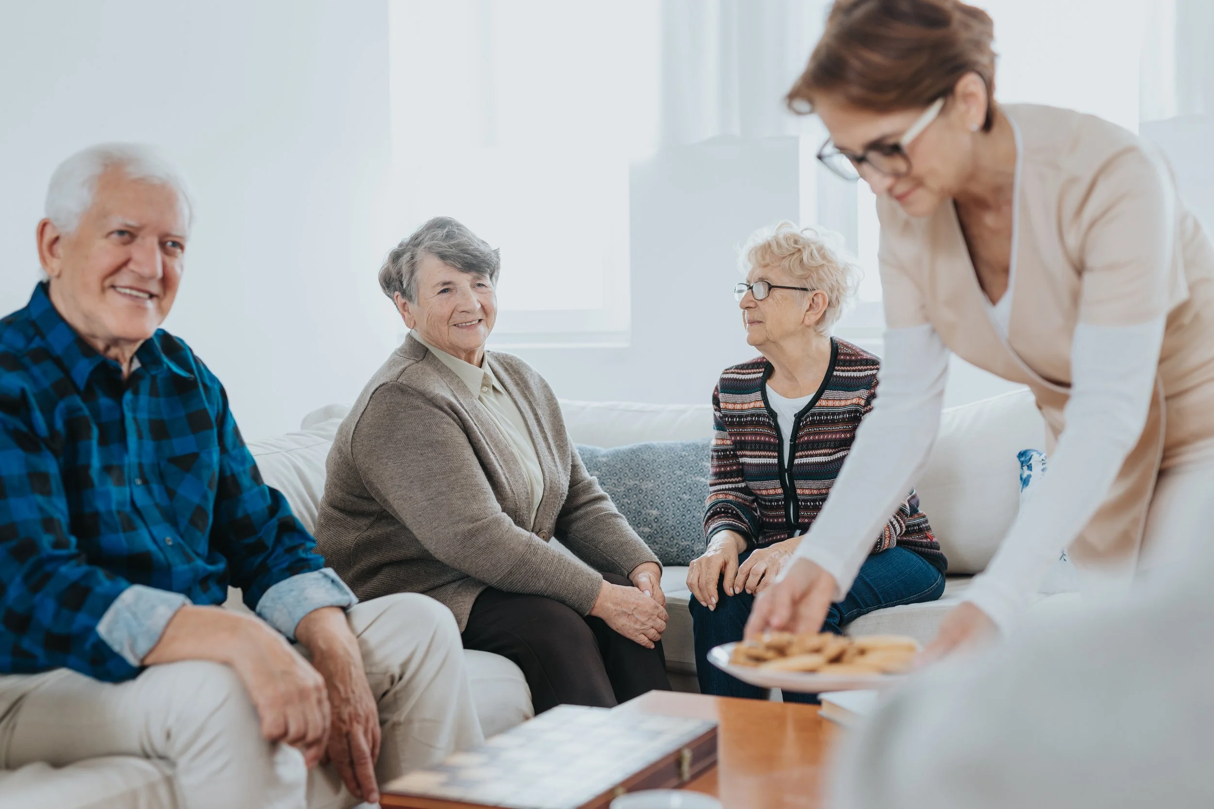 volunteer-helps-seniors-living-in-a-care-home-for-2026-03-10-03-55-42-utc.jpg